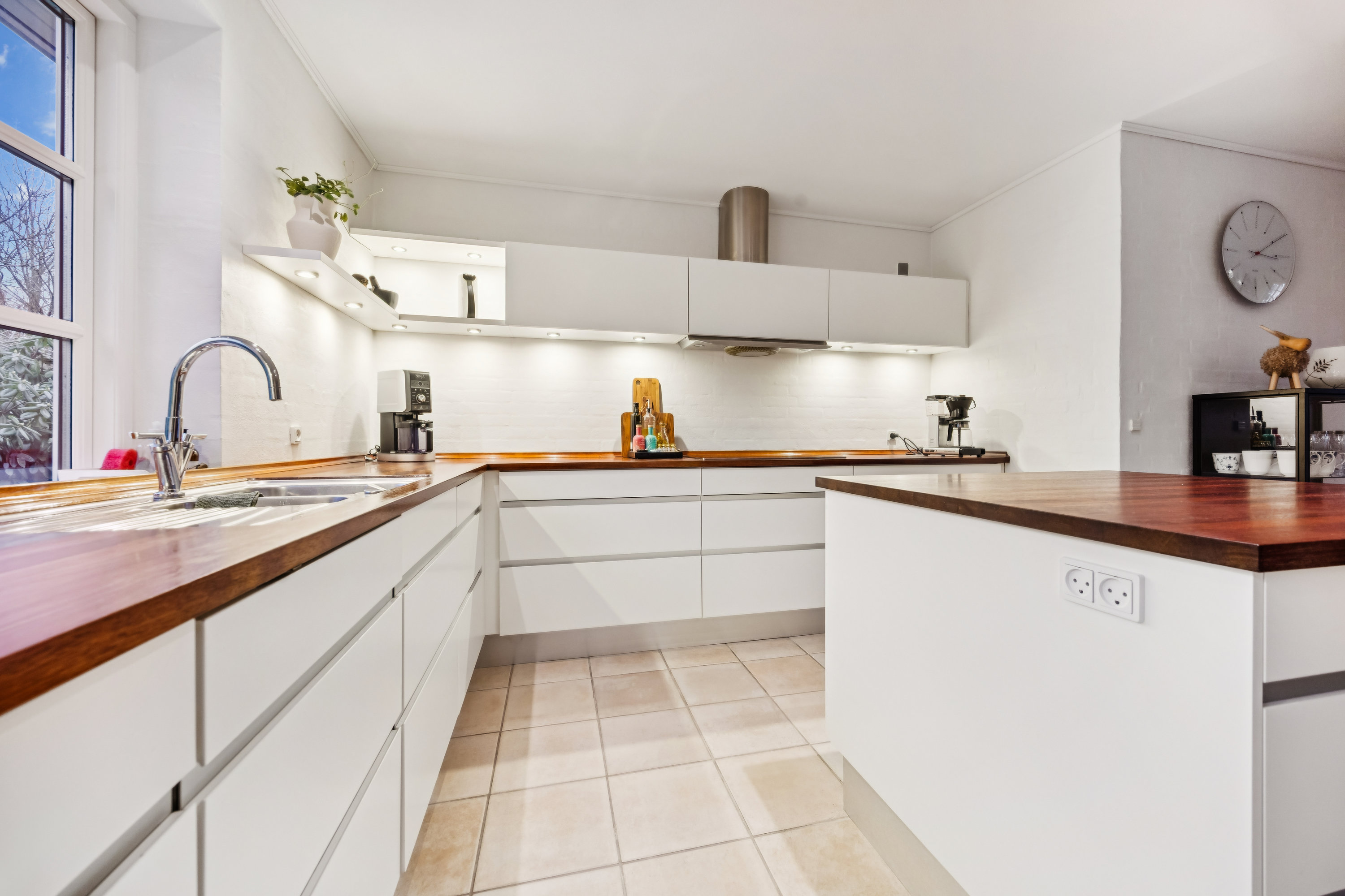 Fremhævet køkken billede i fuldskærmstilstand. Billede af Granvej 3, 9320 Hjallerup