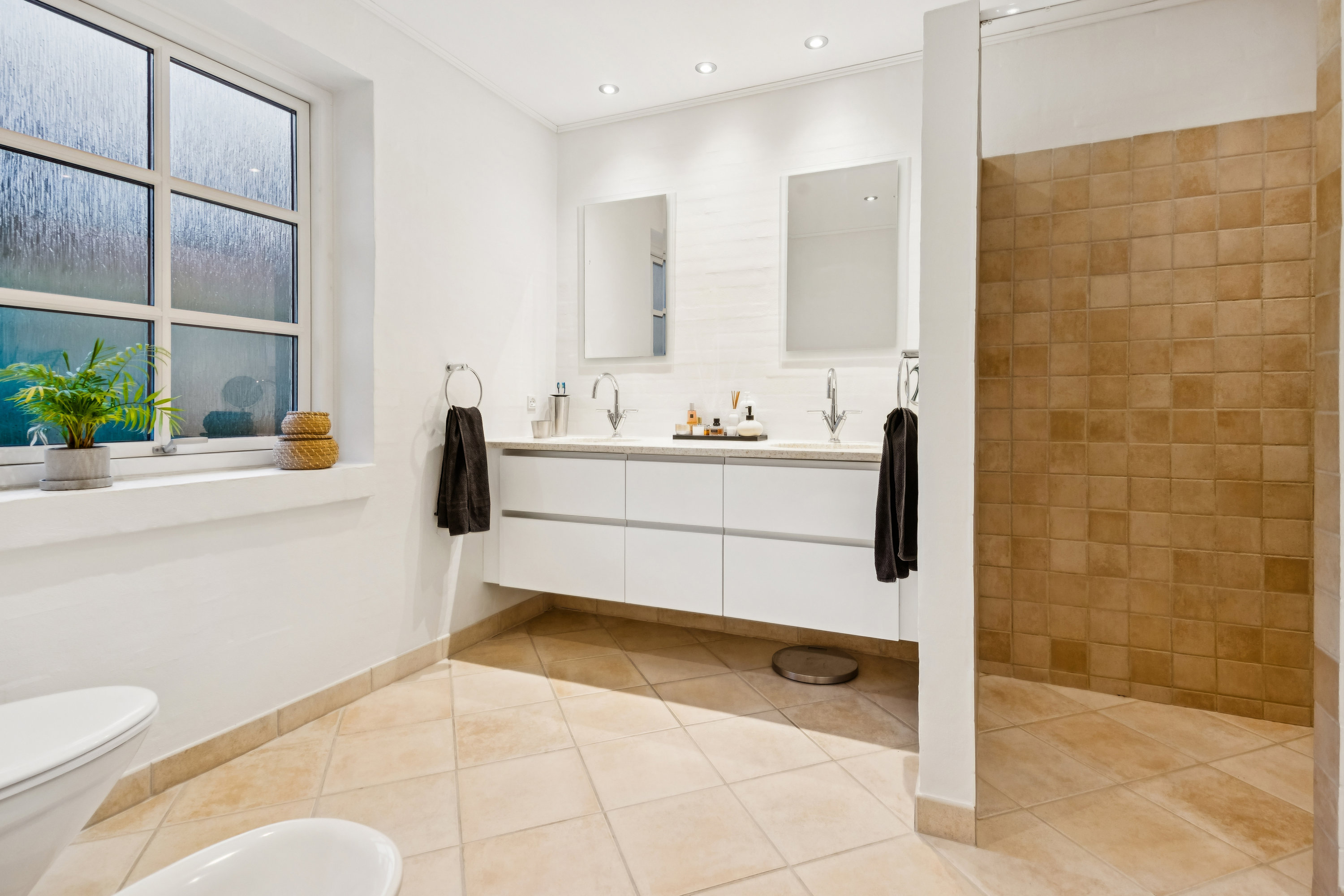 Miniaturebillede 2: badeværelse. Billede af Granvej 3, 9320 Hjallerup