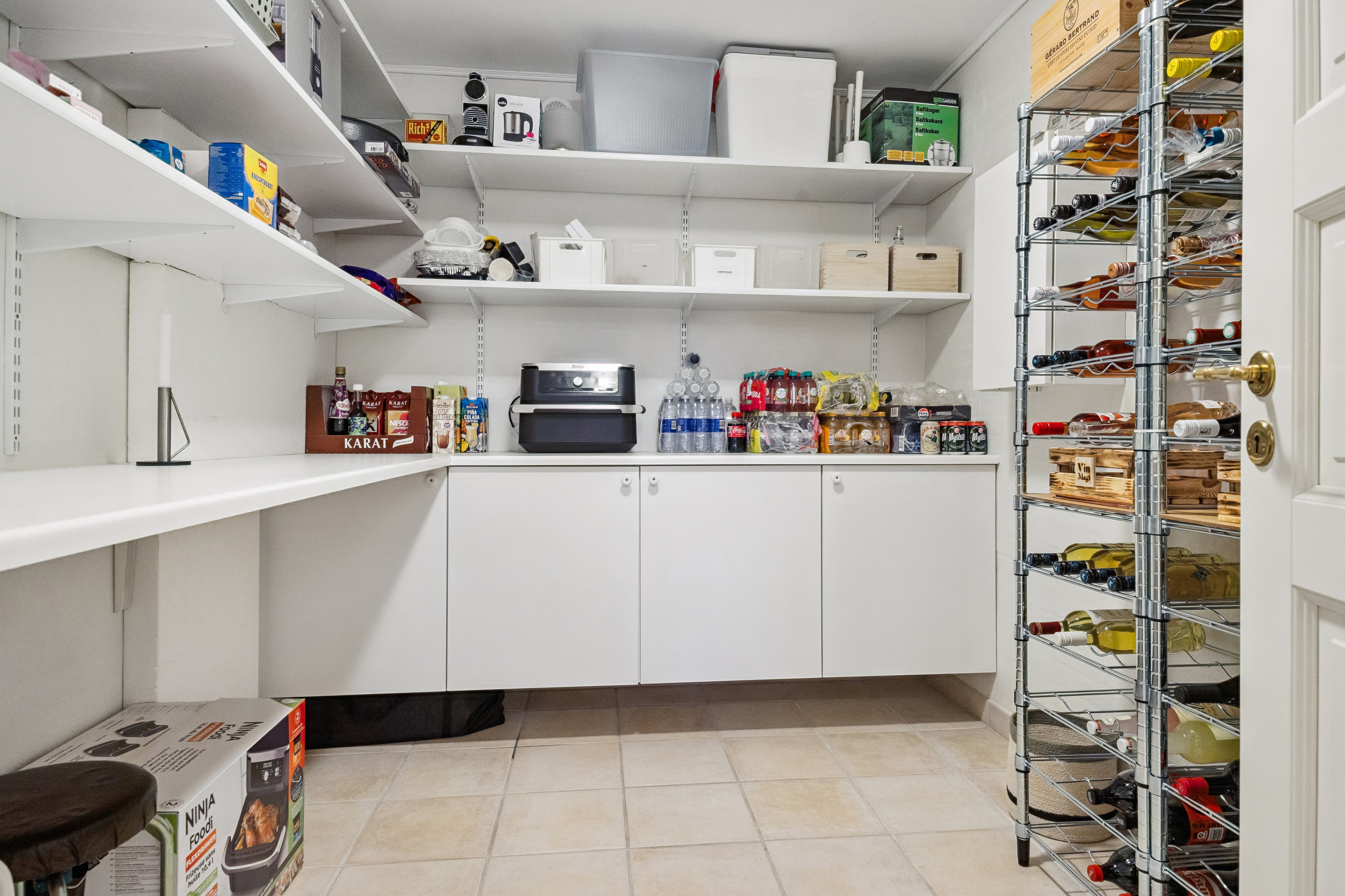 Fremhævet viktualierum billede i fuldskærmstilstand. Billede af Granvej 3, 9320 Hjallerup