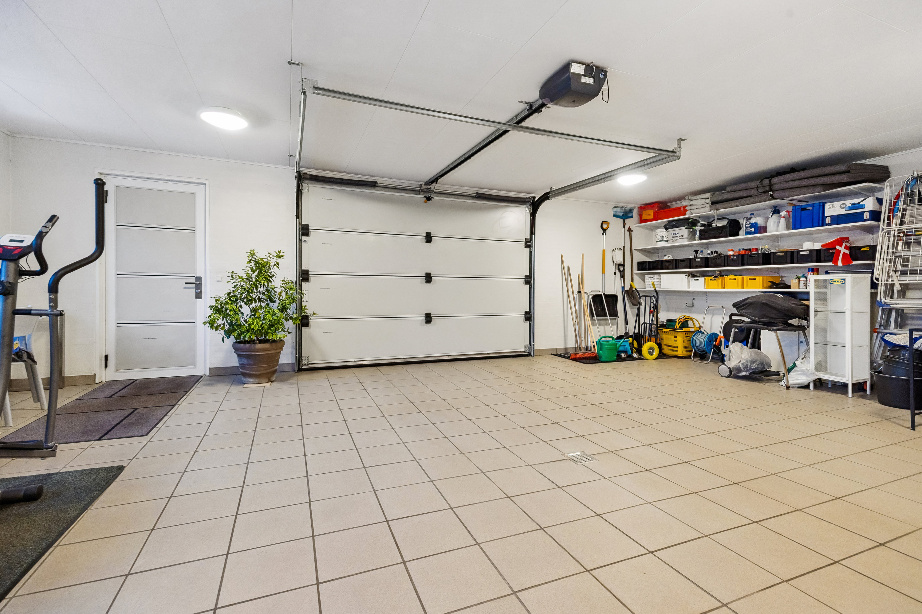 Fremhævet garage billede i fuldskærmstilstand. Billede af Granvej 3, 9320 Hjallerup