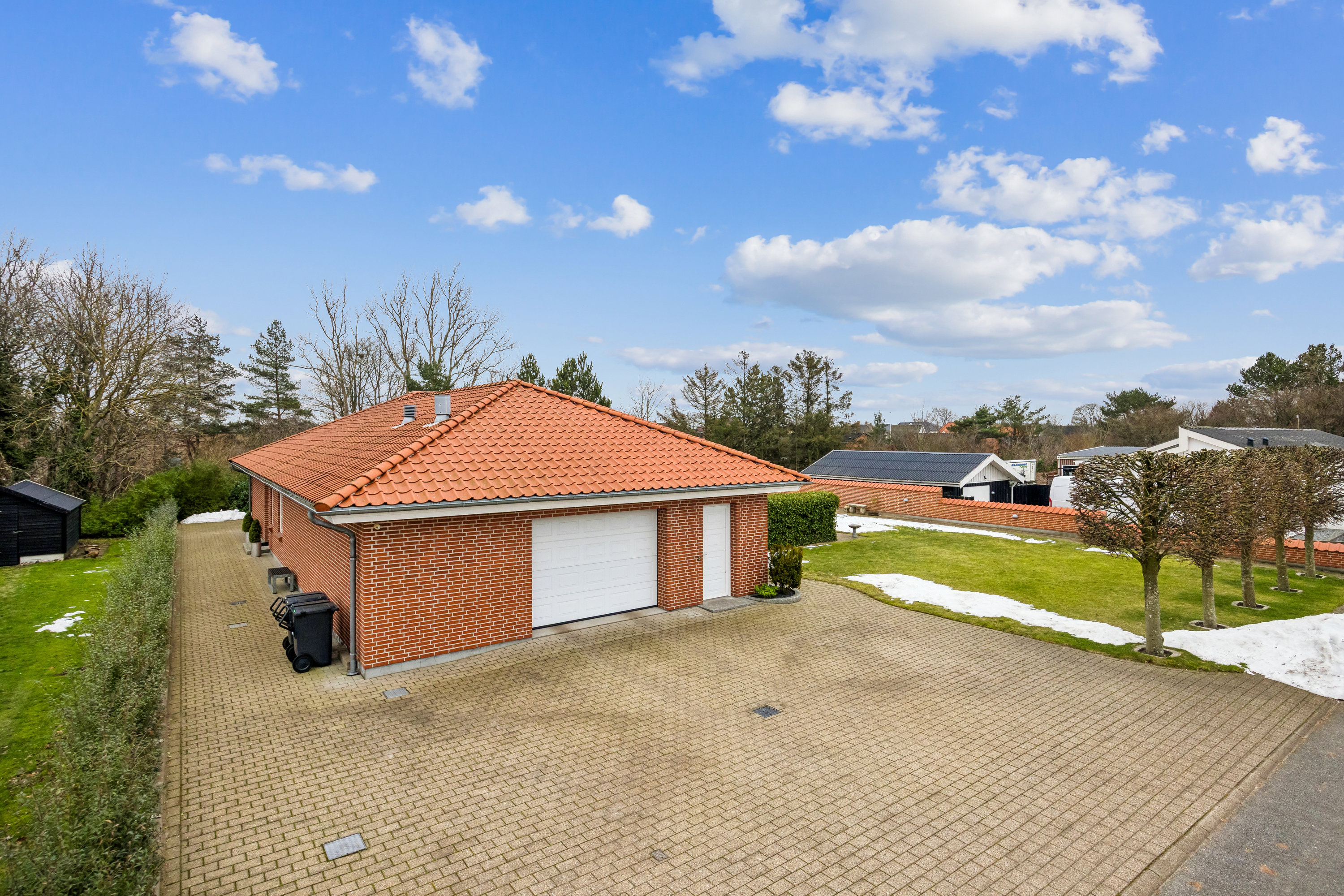 Fremhævet garage billede i fuldskærmstilstand. Billede af Granvej 3, 9320 Hjallerup