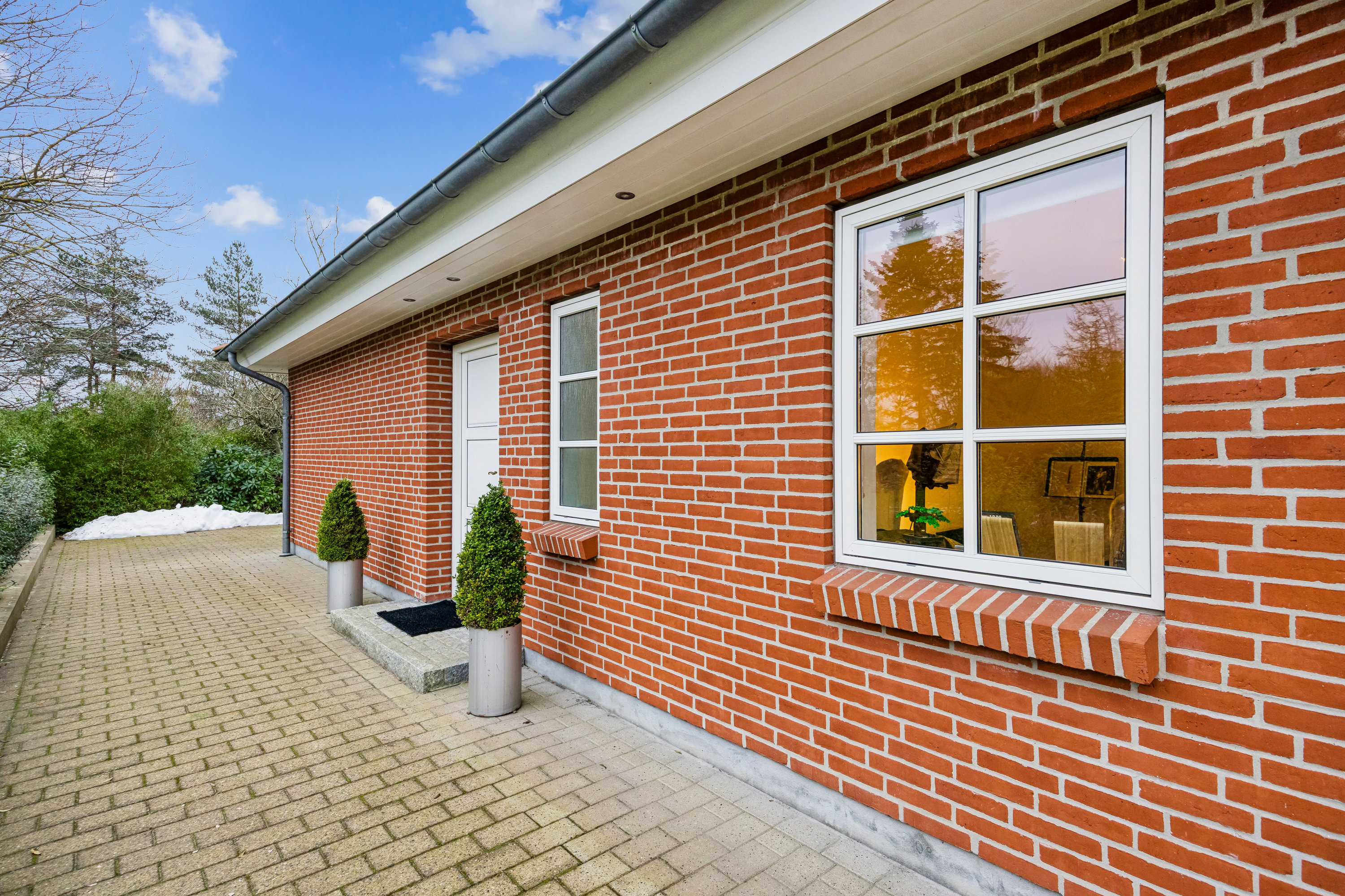 Fremhævet facade billede i fuldskærmstilstand. Billede af Granvej 3, 9320 Hjallerup