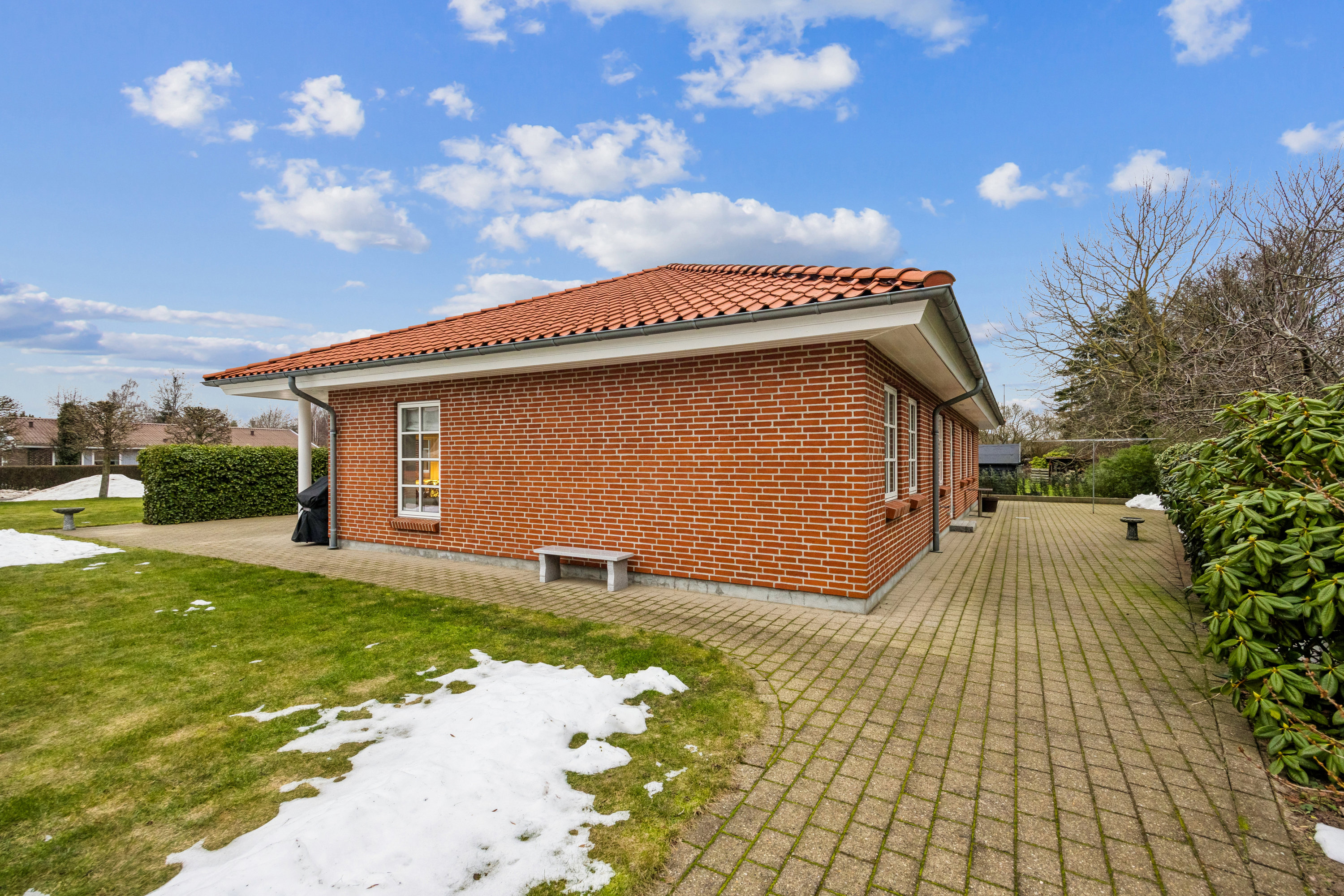 Fremhævet facade billede i fuldskærmstilstand. Billede af Granvej 3, 9320 Hjallerup