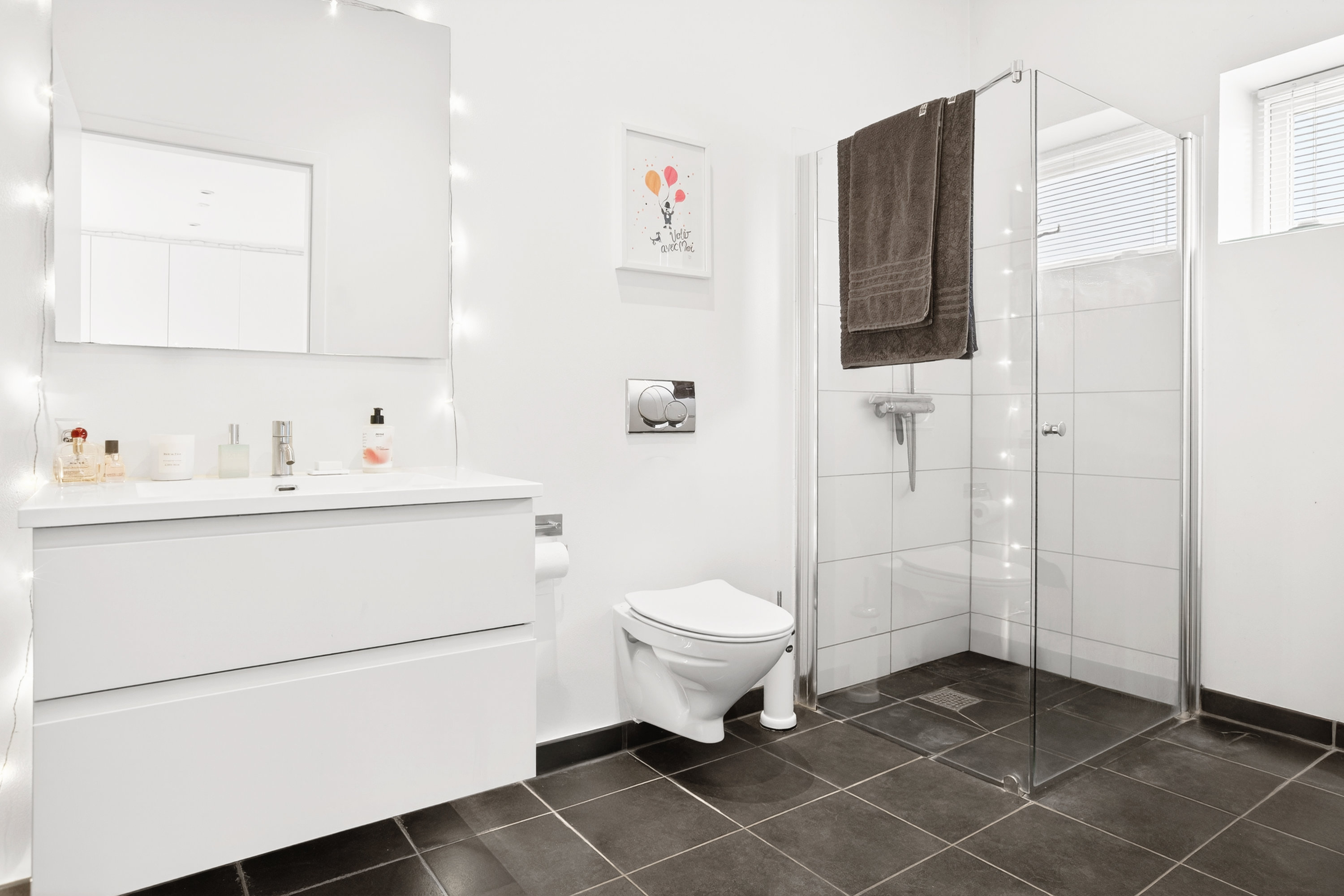 Fremhævet bad billede i fuldskærmstilstand. Billede af Kongevænget 7, Smørumnedre, 2765 Smørum