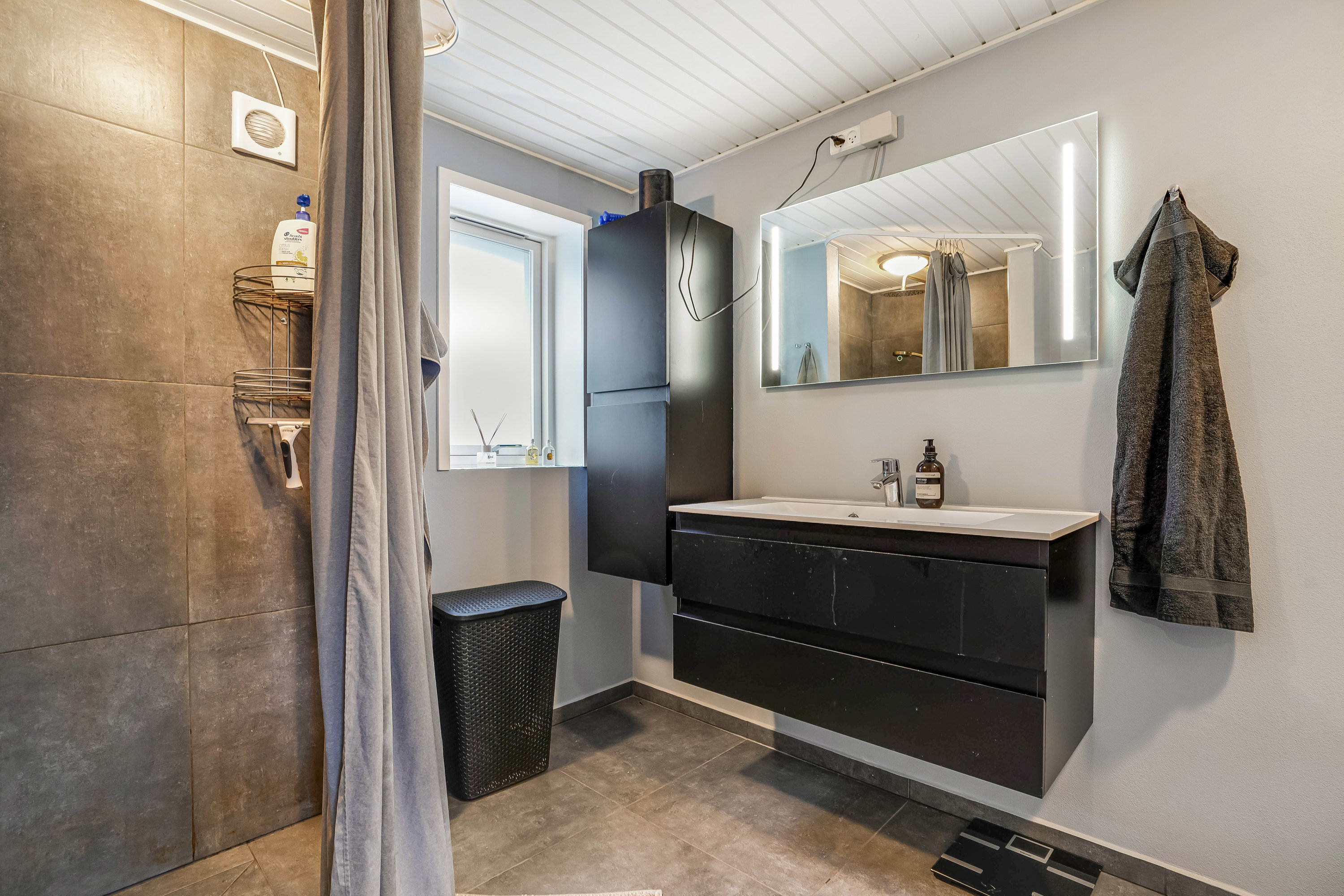 Fremhævet badeværelse billede i fuldskærmstilstand. Billede af Bredgade 95, 7250 Hejnsvig