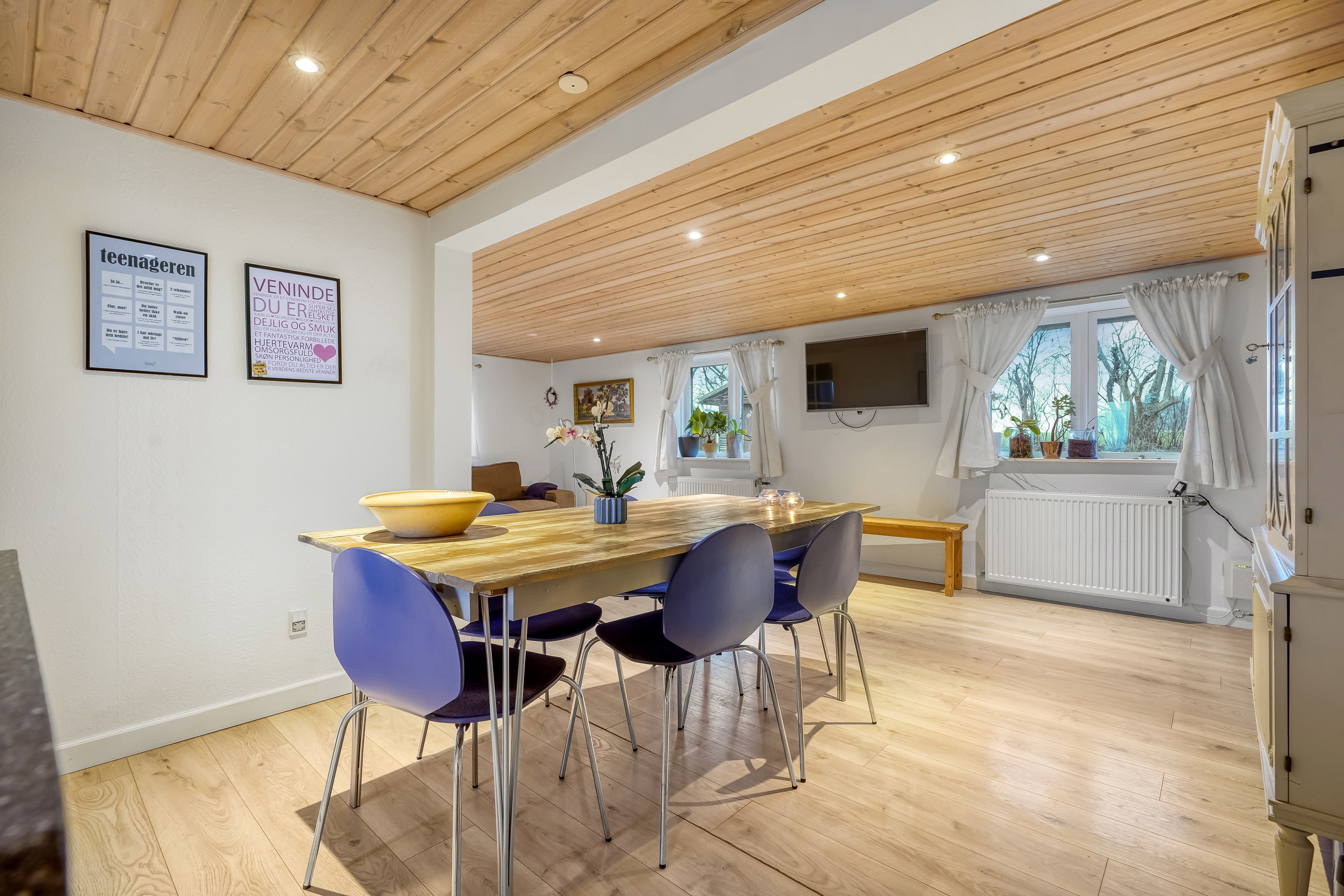 Fremhævet stue billede i fuldskærmstilstand. Billede af Saksmosevej 13, 7300 Jelling