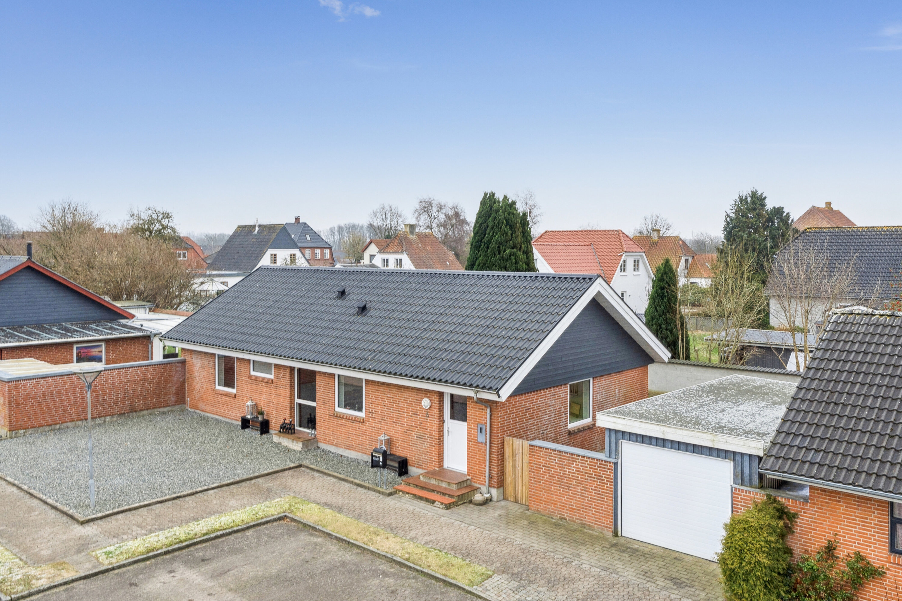 Miniaturebillede 1: set fra vejen. Billede af Mosevænget 6, 6330 Padborg