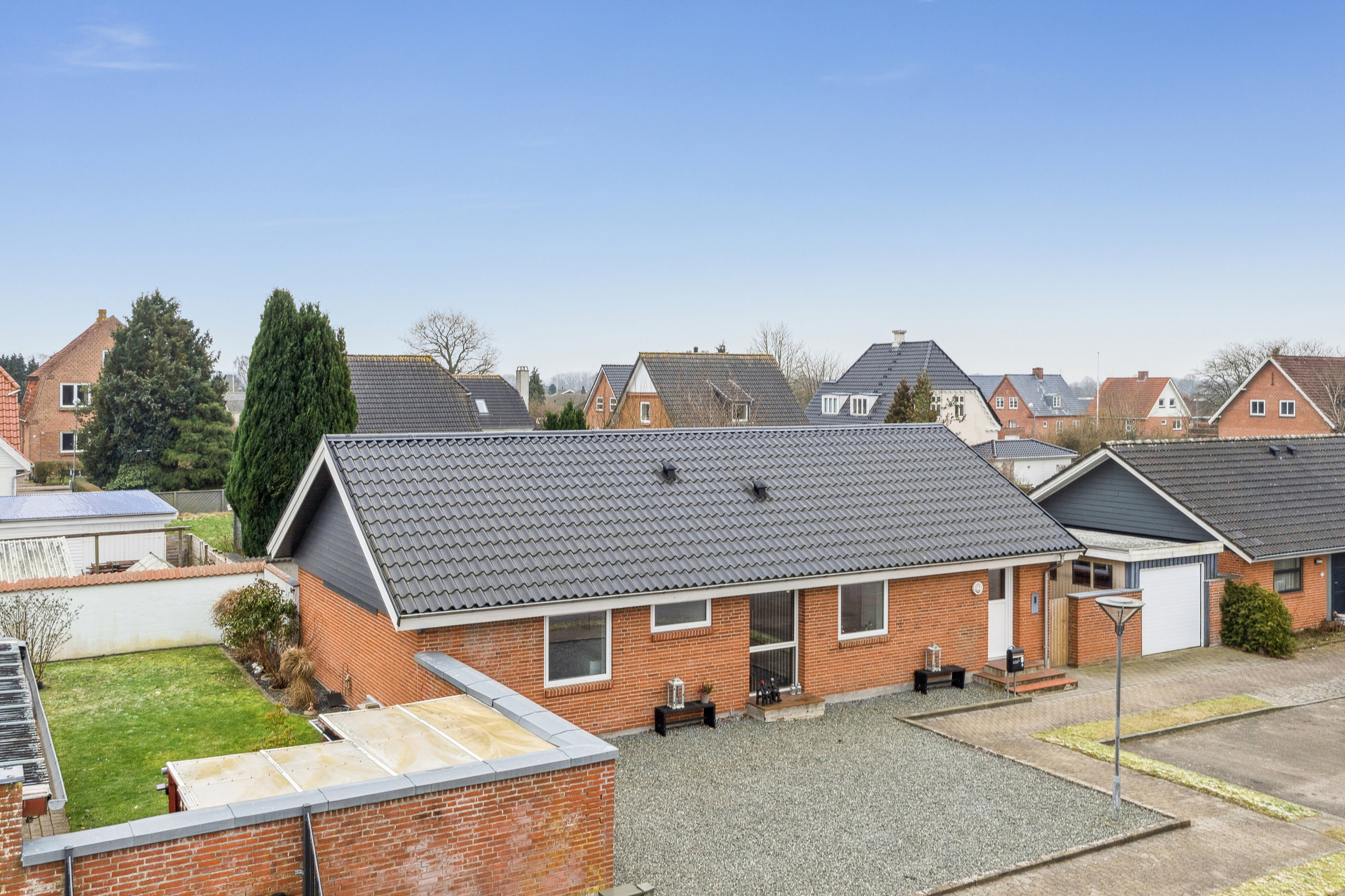 Villa: Set fra vejen på Mosevænget 6, 6330 Padborg