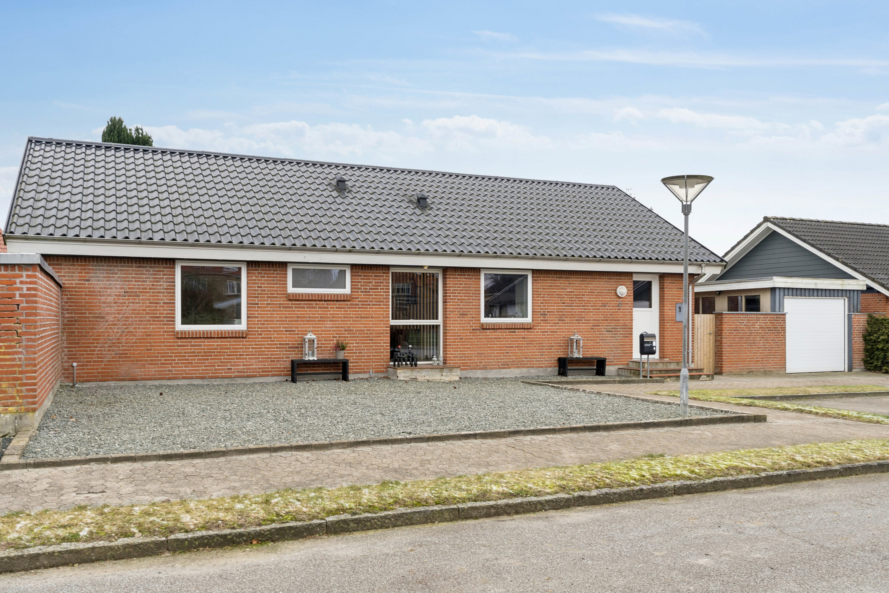 Fremhævet set fra vejen billede i fuldskærmstilstand. Billede af Mosevænget 6, 6330 Padborg