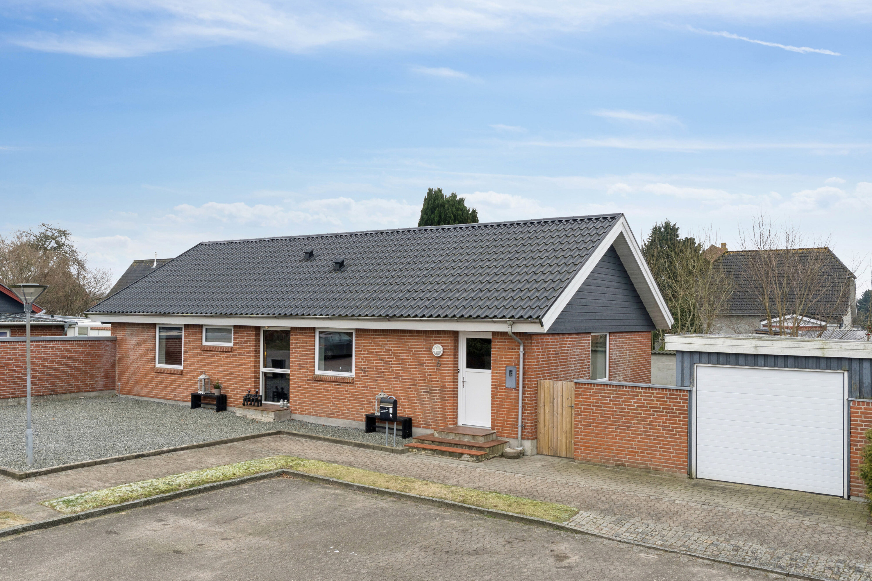 Fremhævet set fra vejen billede i fuldskærmstilstand. Billede af Mosevænget 6, 6330 Padborg