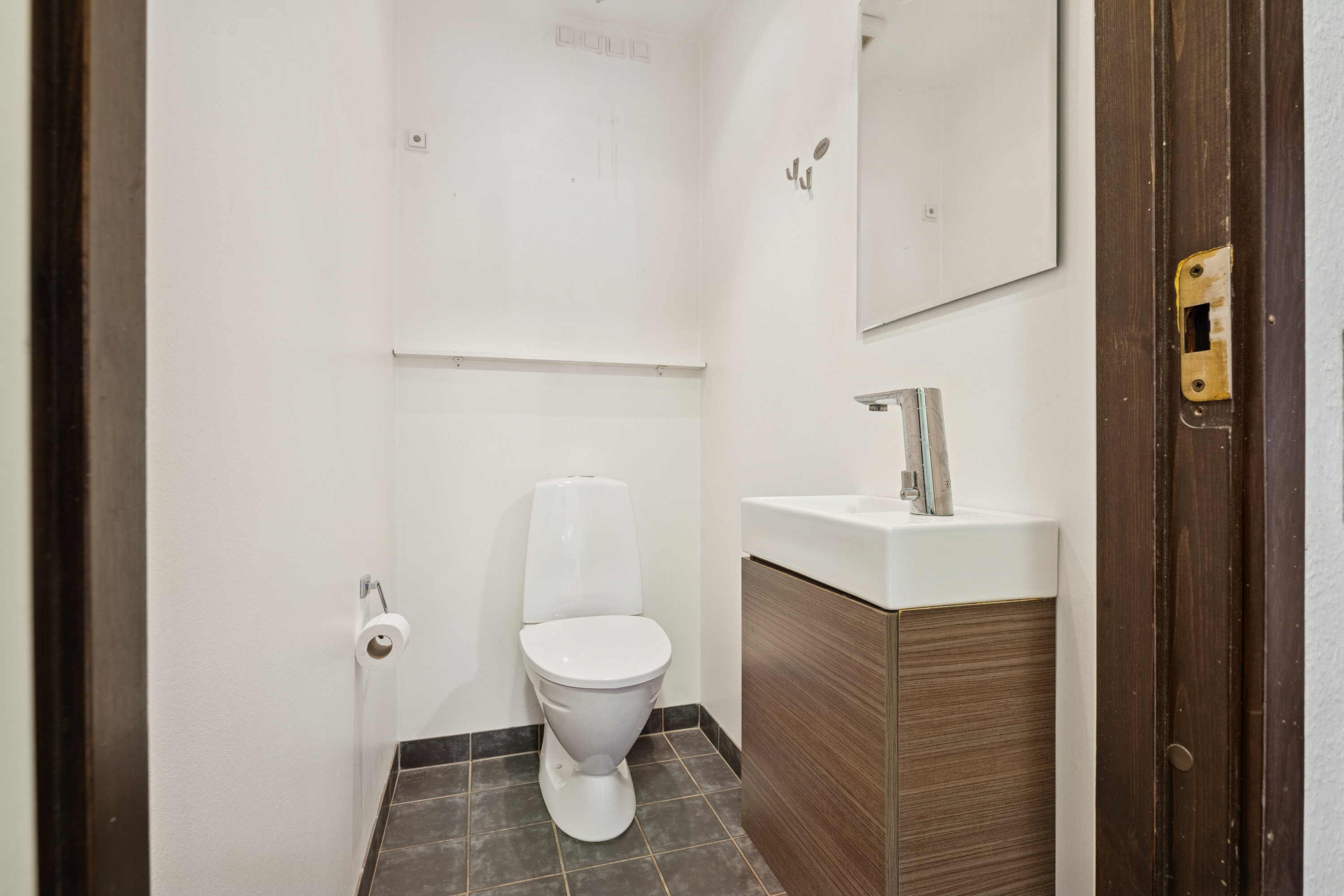 Fremhævet toilet billede i fuldskærmstilstand. Billede af Dønnergårds Alle 211, 2670 Greve