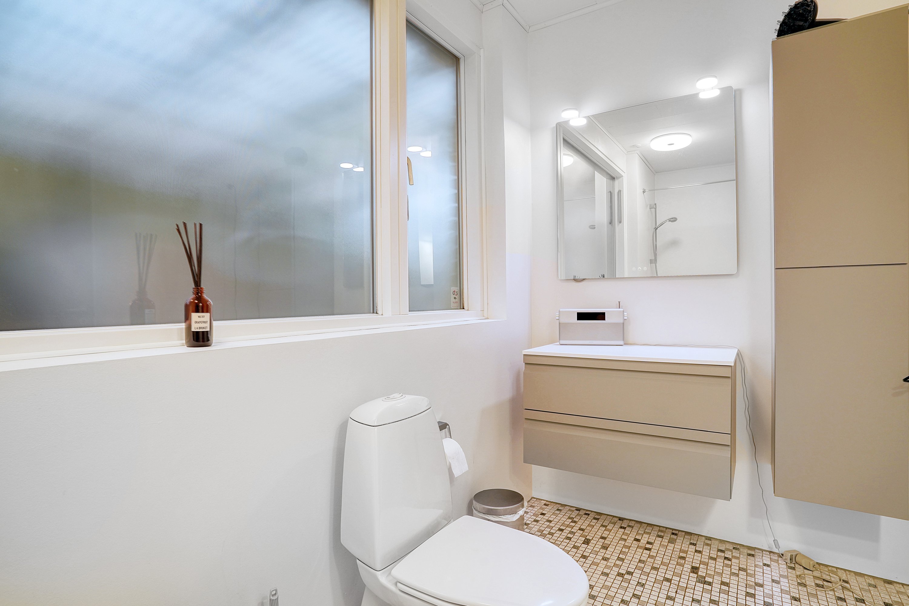 Fremhævet badeværelse billede i fuldskærmstilstand. Billede af Dybedalsvej 23, 3520 Farum