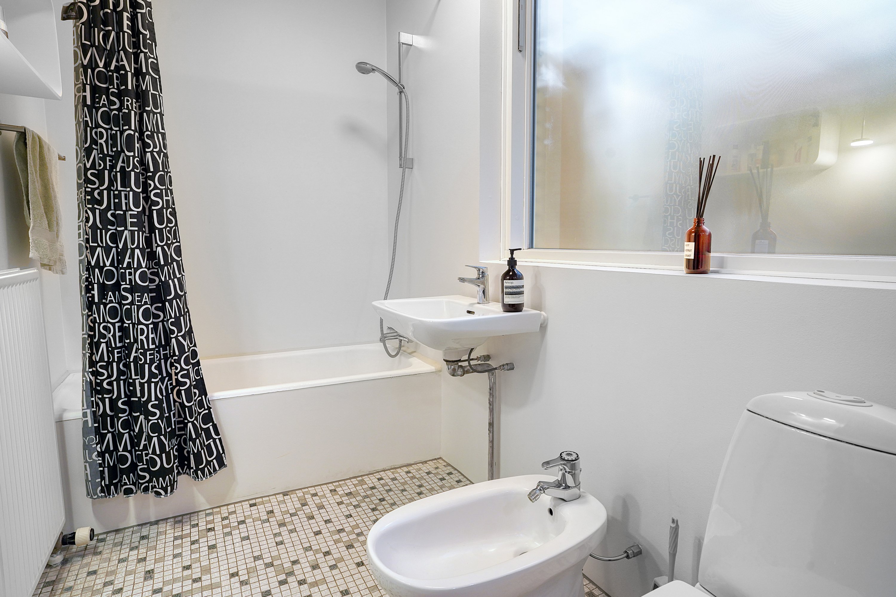 Fremhævet badeværelse billede i fuldskærmstilstand. Billede af Dybedalsvej 23, 3520 Farum