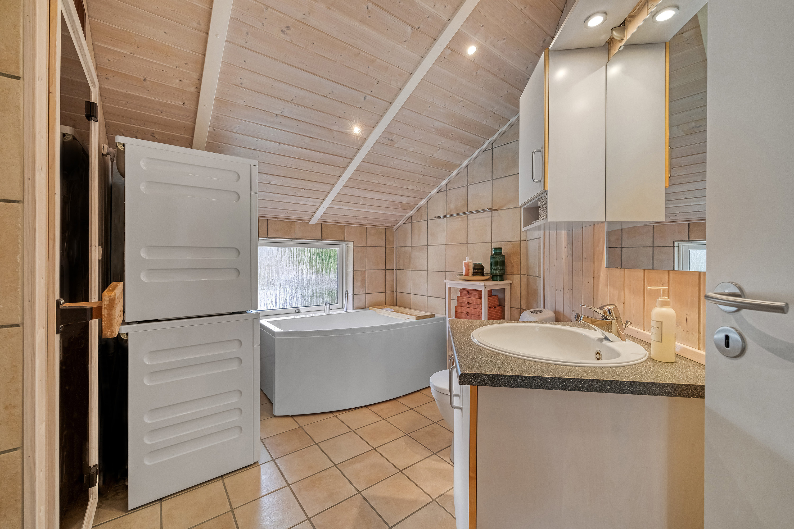 Fremhævet badeværelse billede i fuldskærmstilstand. Billede af Steenleng-Åsen 2, Rågeleje, 3210 Vejby