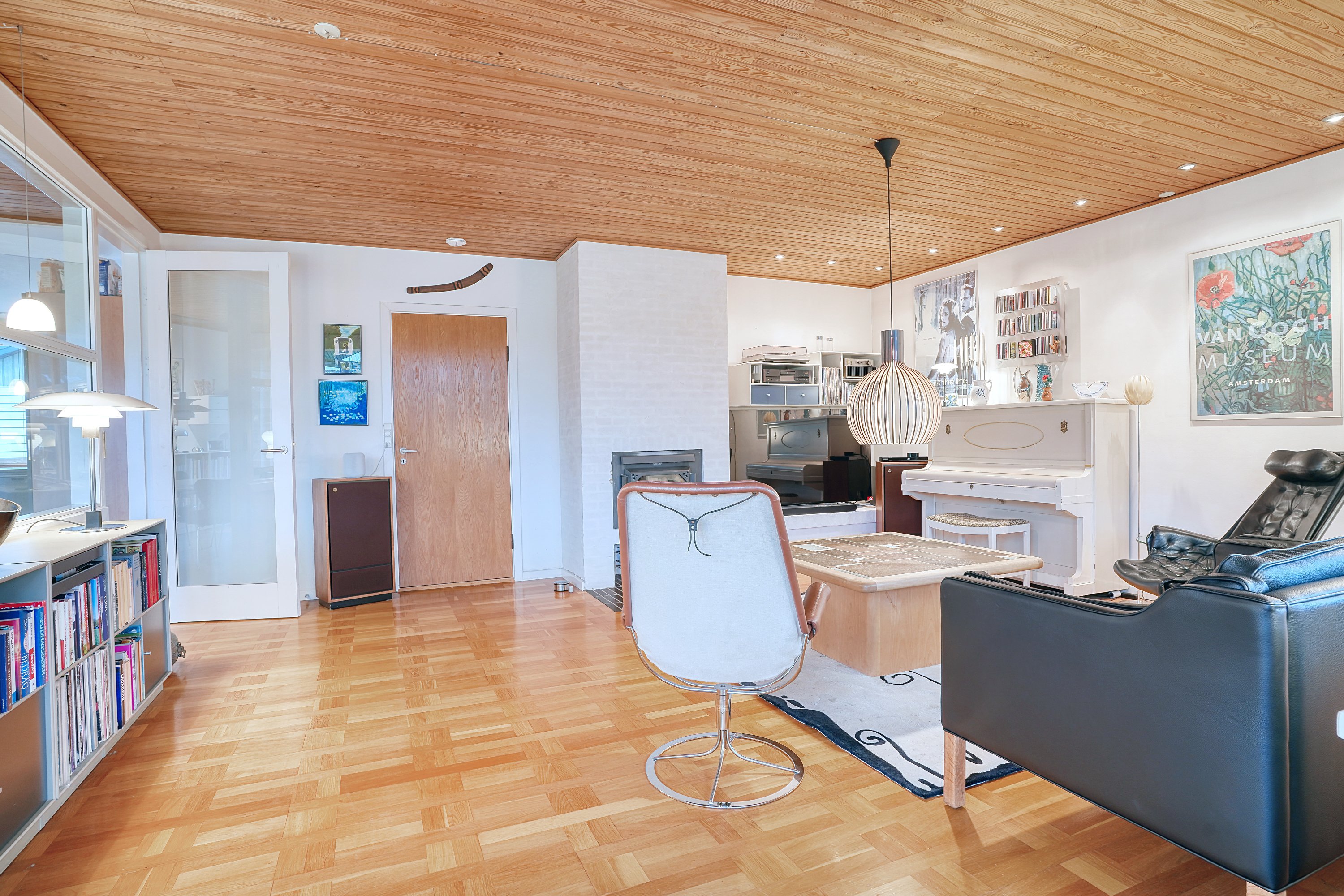 Fremhævet stue billede i fuldskærmstilstand. Billede af Dybedalsvej 23, 3520 Farum