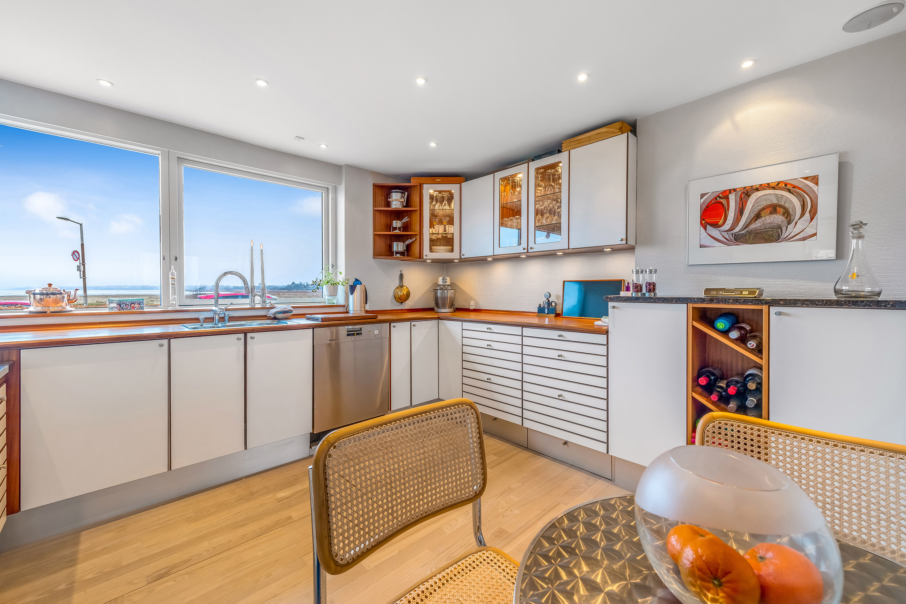 Fremhævet køkken billede i fuldskærmstilstand. Billede af Linderupvej 7, 3600 Frederikssund