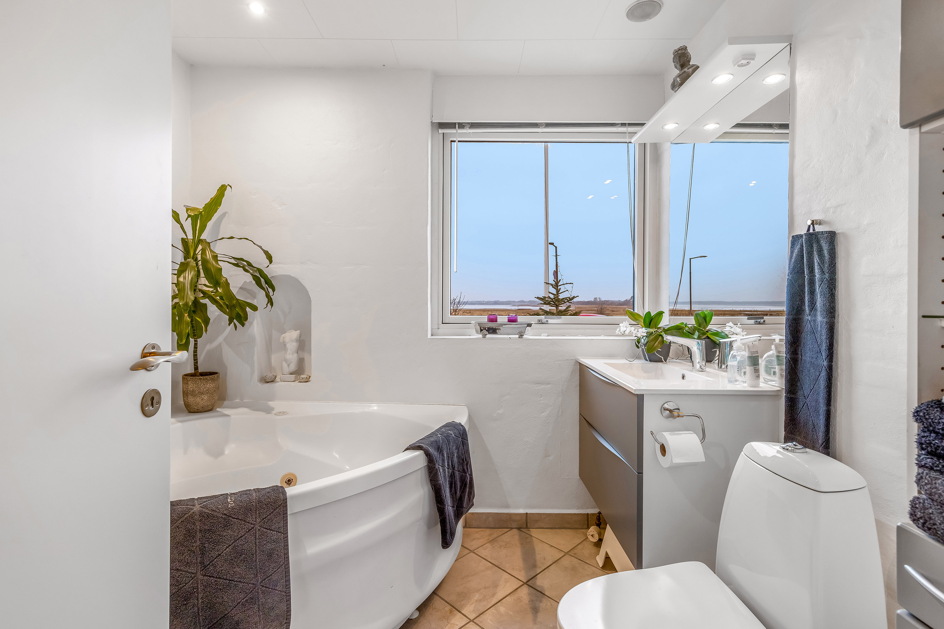 Fremhævet badeværelse billede i fuldskærmstilstand. Billede af Linderupvej 7, 3600 Frederikssund