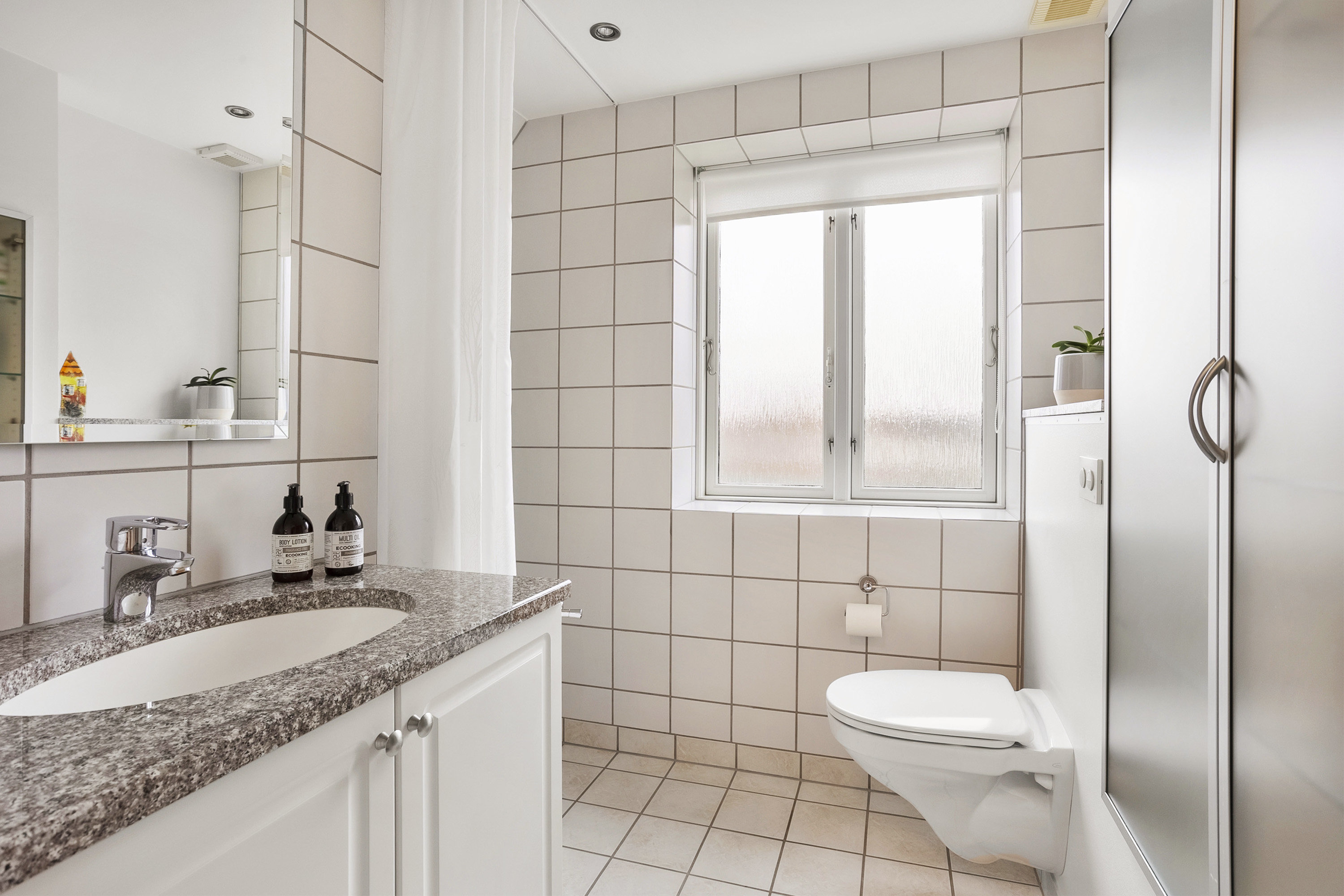 Fremhævet badeværelse billede i fuldskærmstilstand. Billede af Vester Alle 17, 6600 Vejen