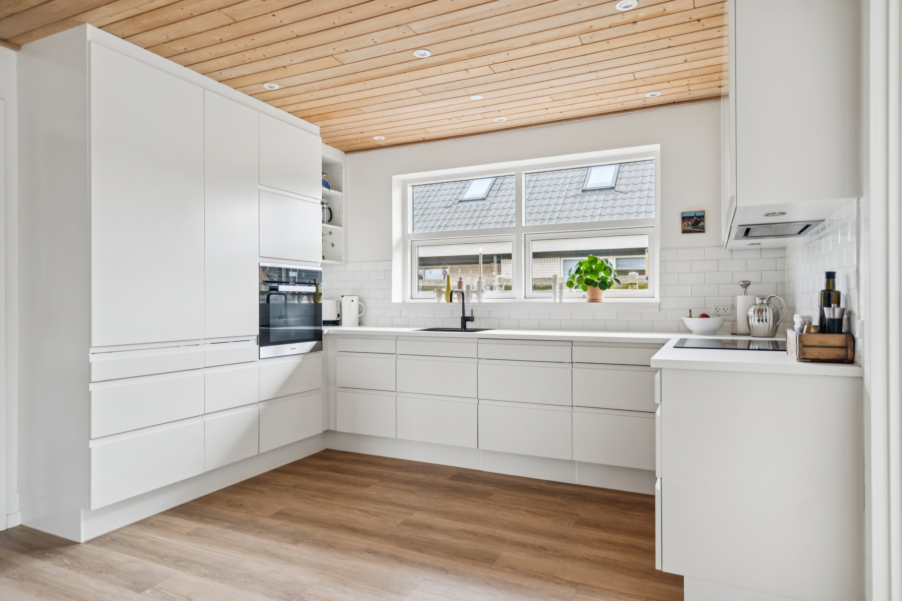 Fremhævet køkken billede i fuldskærmstilstand. Billede af Porsevænget 5, 9850 Hirtshals