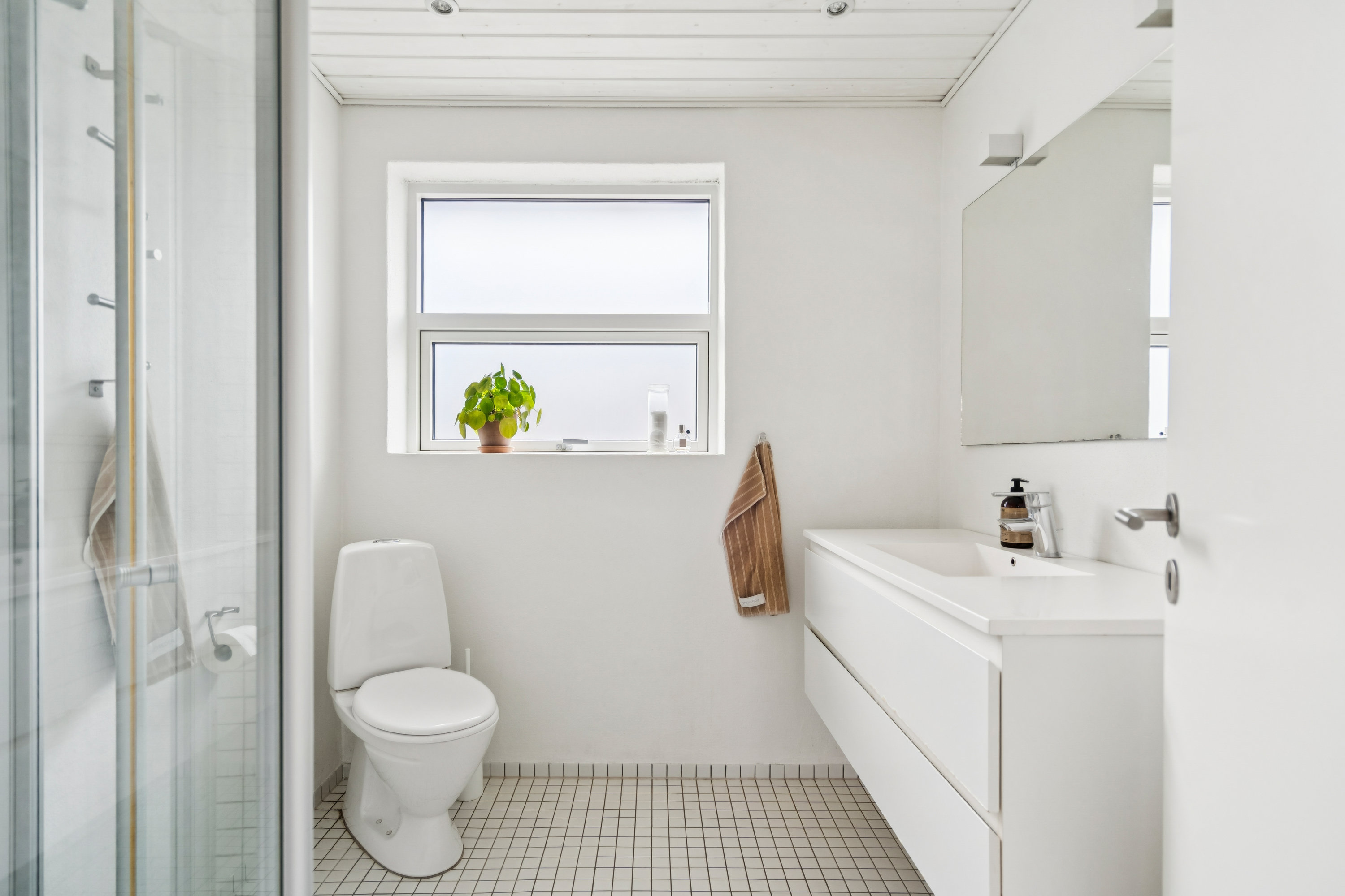 Fremhævet badeværelse billede i fuldskærmstilstand. Billede af Porsevænget 5, 9850 Hirtshals