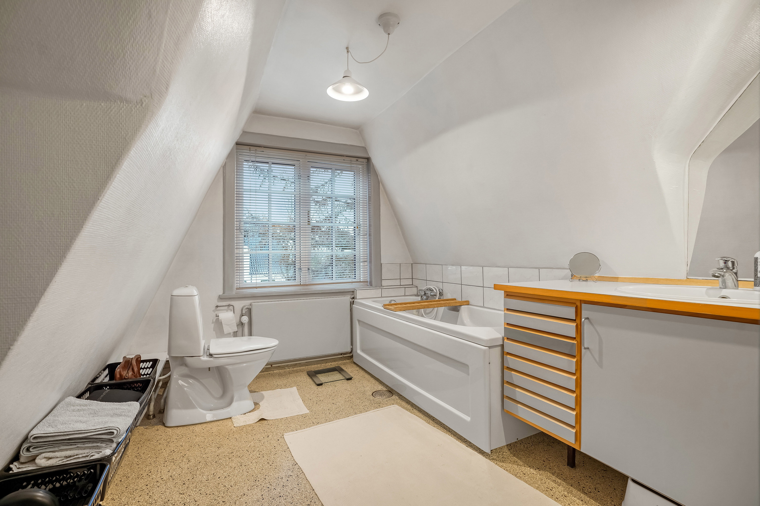 Fremhævet badeværelse billede i fuldskærmstilstand. Billede af Skolevej 3, Næsby, 5270 Odense N