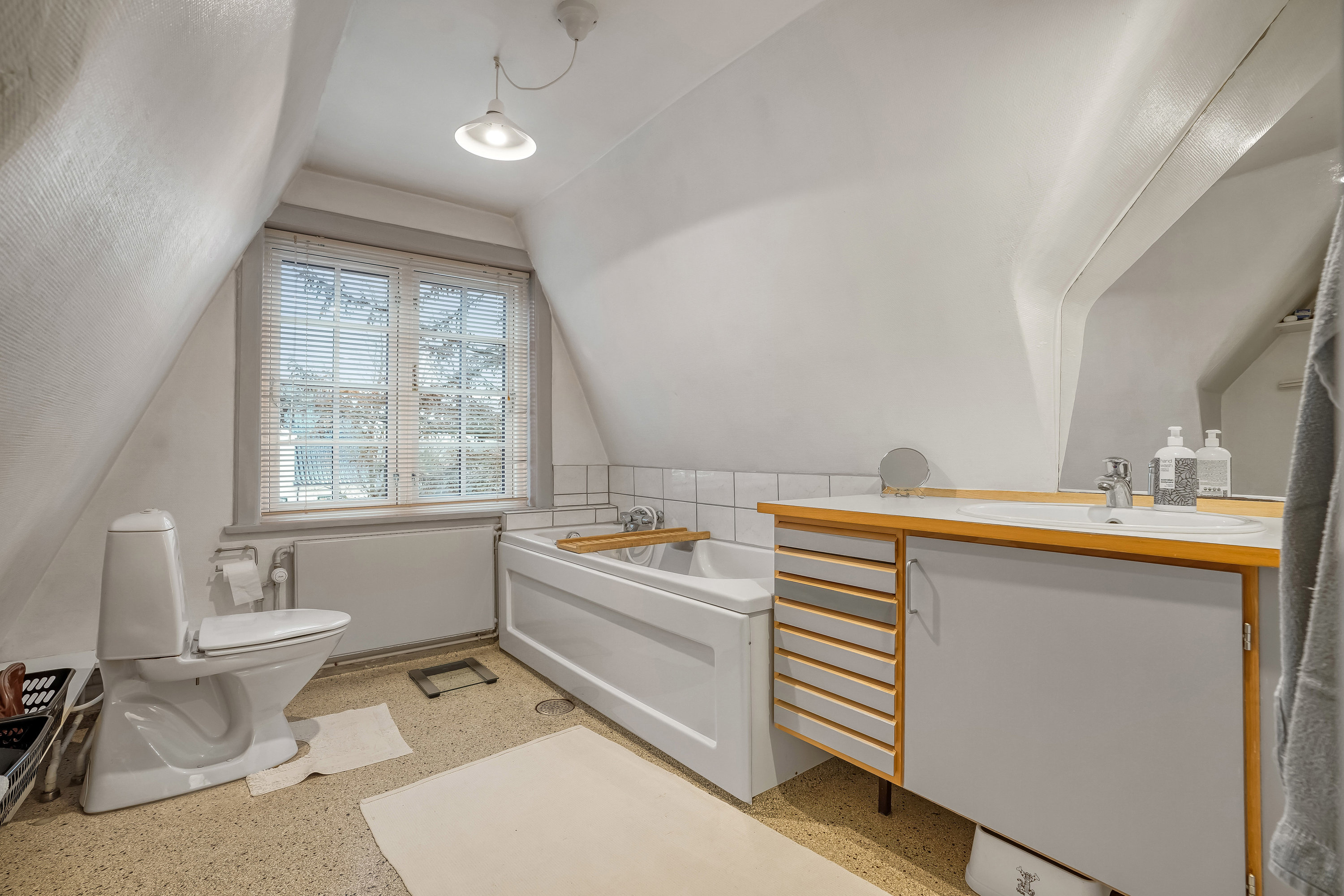 Fremhævet badeværelse billede i fuldskærmstilstand. Billede af Skolevej 3, Næsby, 5270 Odense N