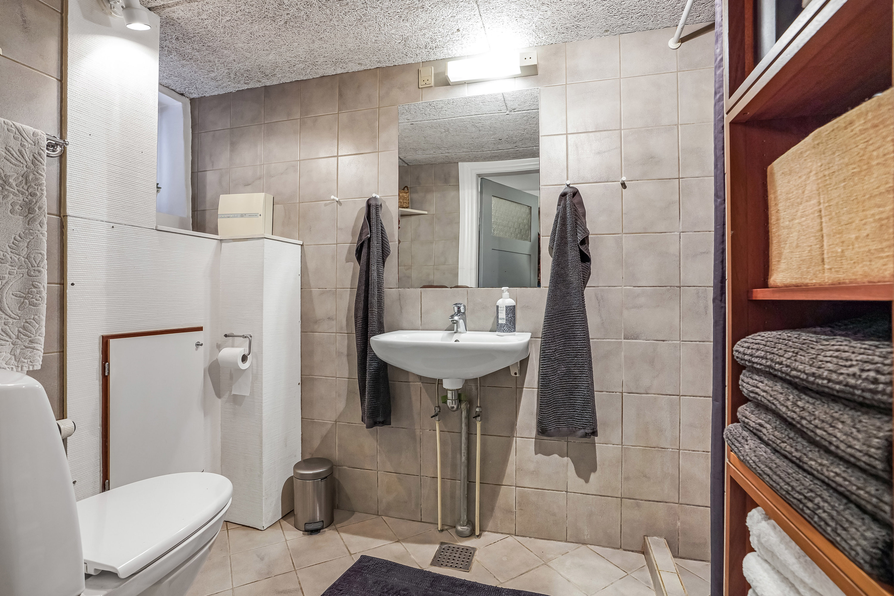 Fremhævet badeværelse billede i fuldskærmstilstand. Billede af Skolevej 3, Næsby, 5270 Odense N