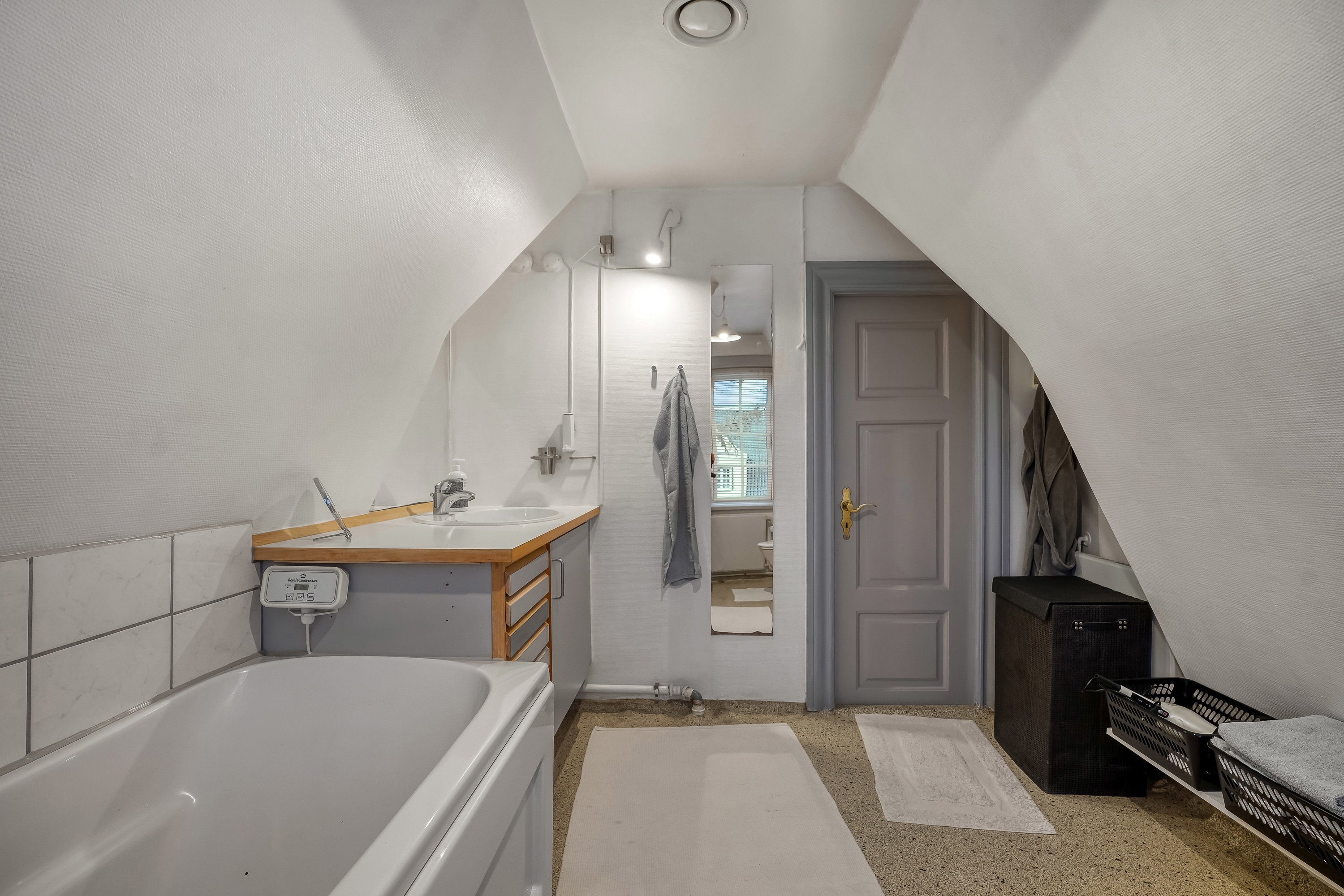 Fremhævet badeværelse billede i fuldskærmstilstand. Billede af Skolevej 3, Næsby, 5270 Odense N