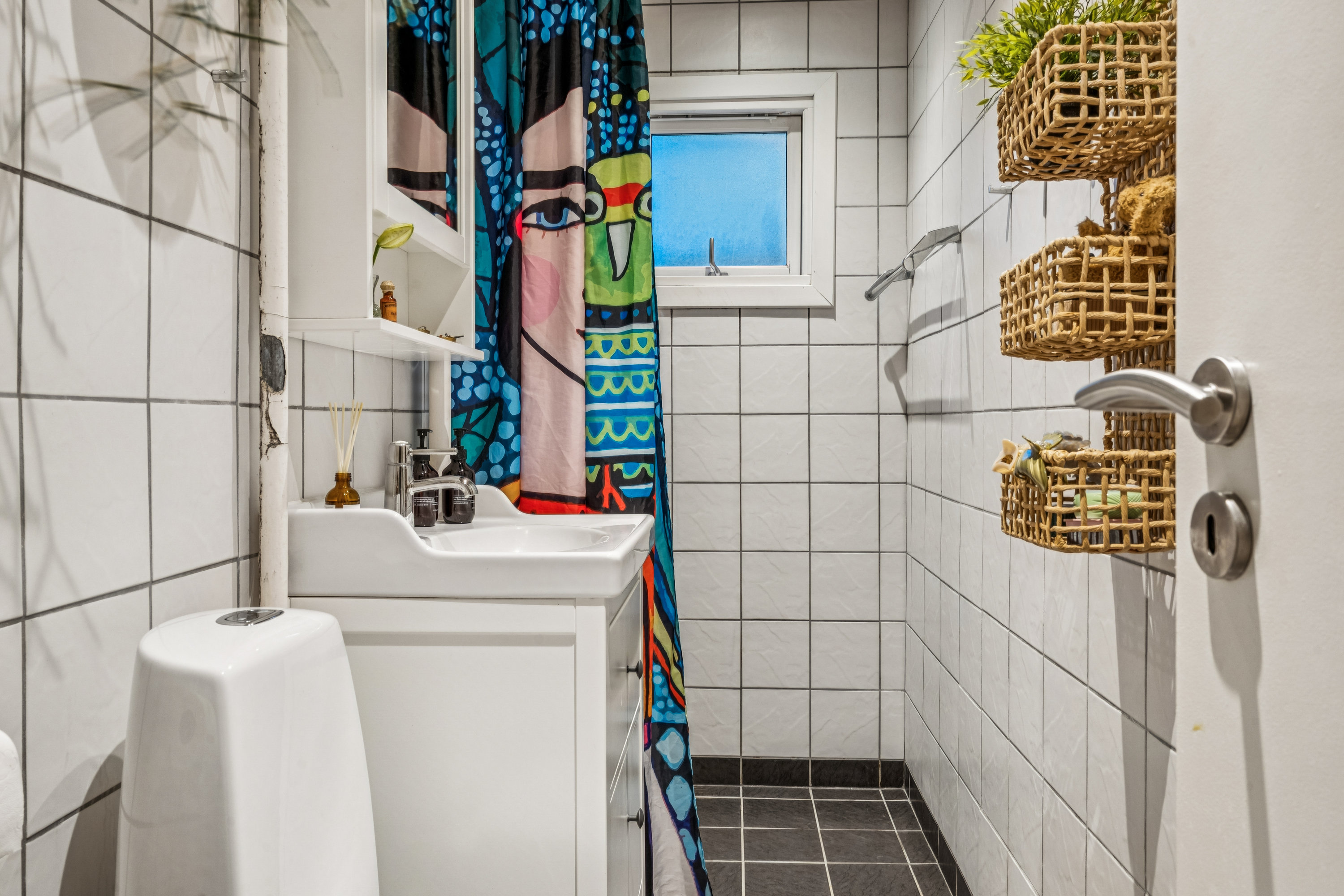 Fremhævet badeværelse billede i fuldskærmstilstand. Billede af Østre Alle 81, st.. tv., 9000 Aalborg