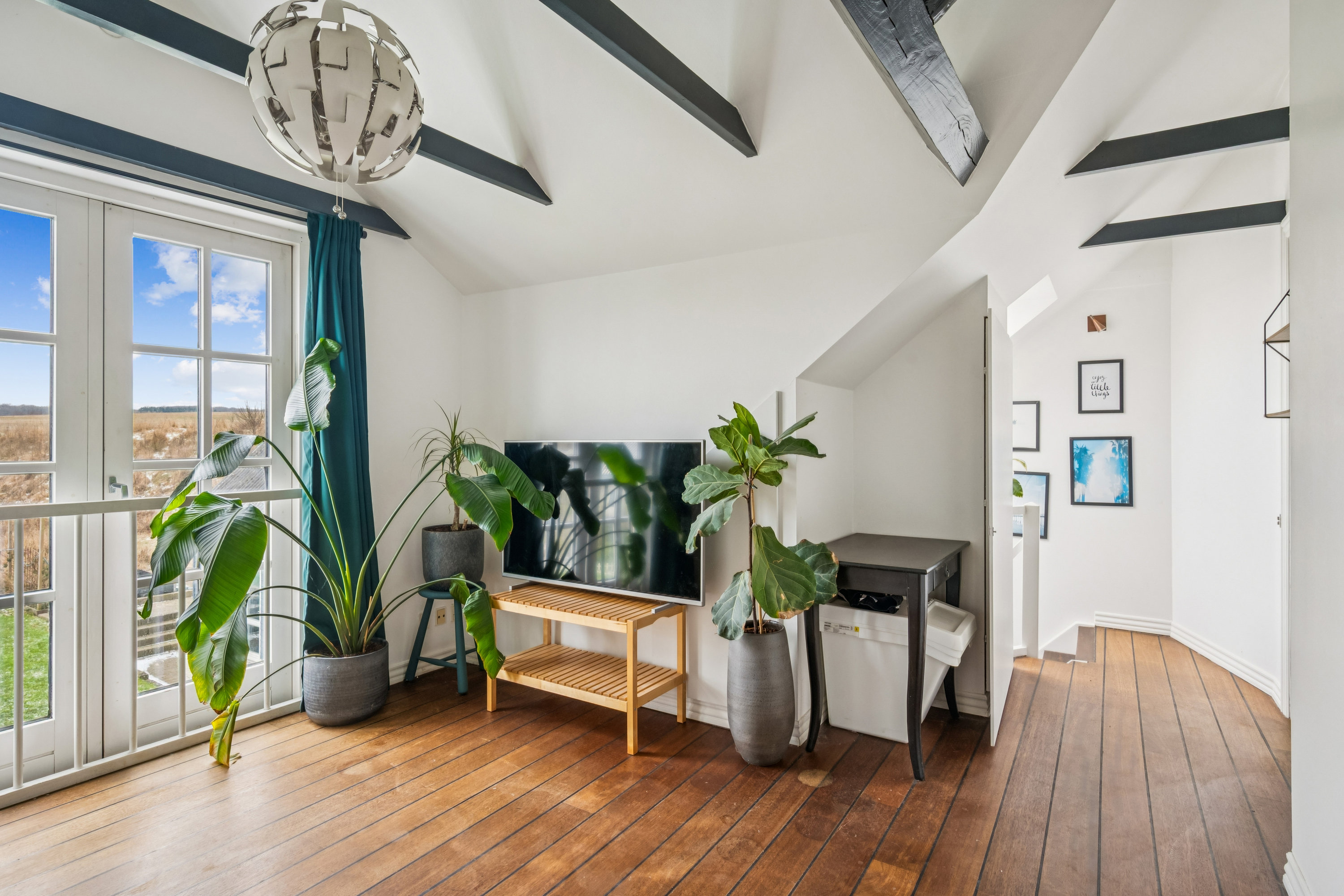 Fremhævet stue billede i fuldskærmstilstand. Billede af Vittenvej 99, Vitten, 8382 Hinnerup