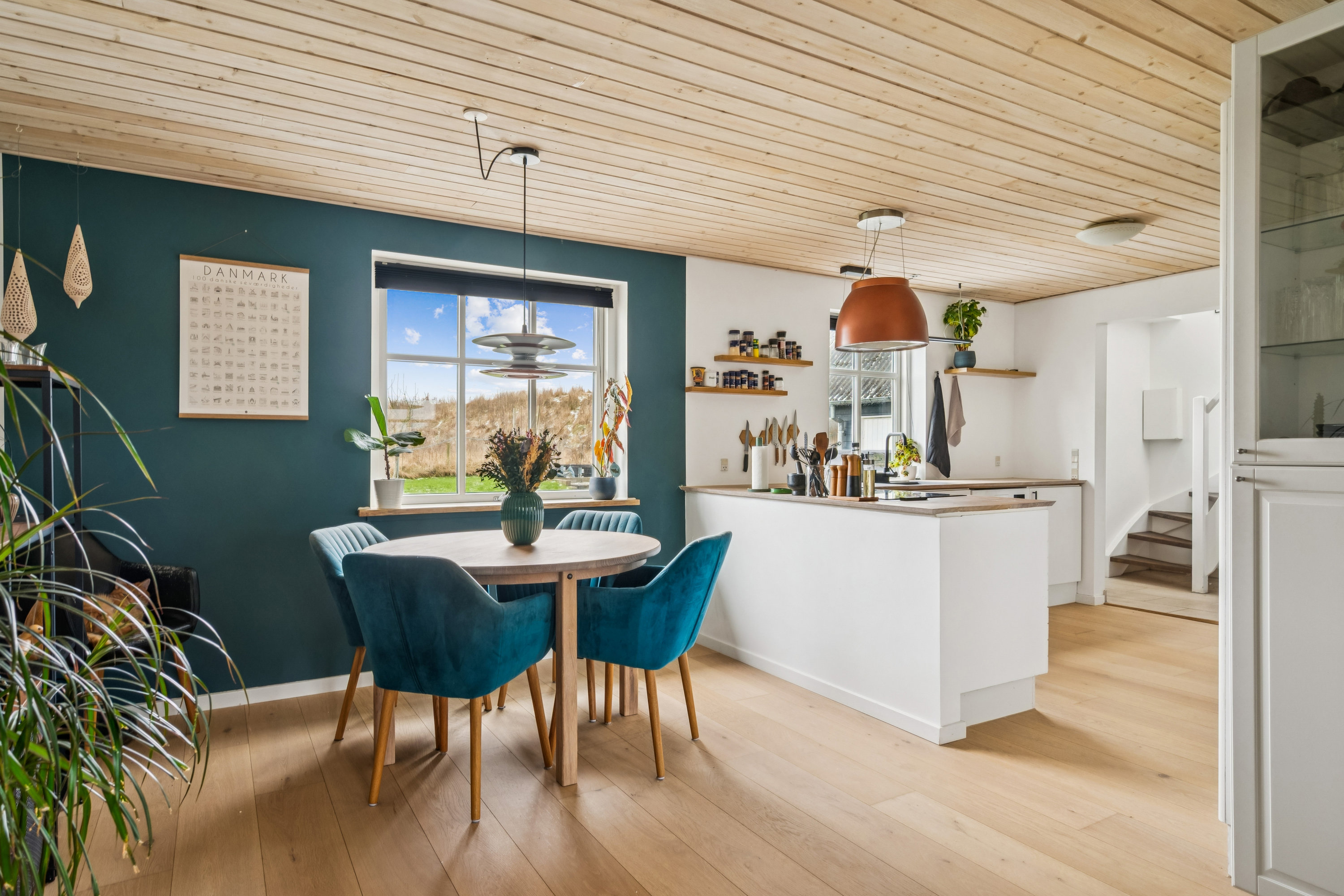 Fremhævet stue billede i fuldskærmstilstand. Billede af Vittenvej 99, Vitten, 8382 Hinnerup