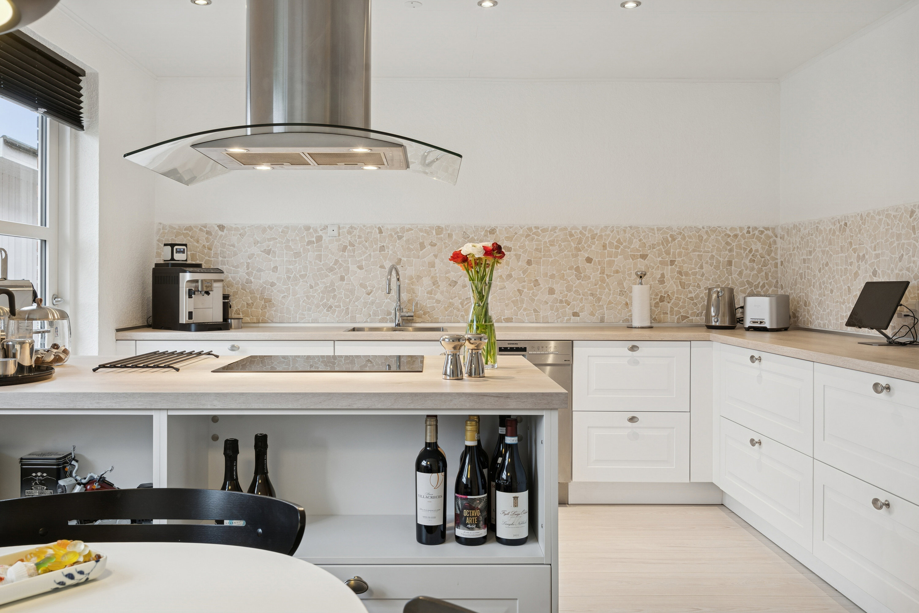 Fremhævet køkken billede i fuldskærmstilstand. Billede af Mikkelhøj 91, Karrebæk, 4736 Karrebæksminde