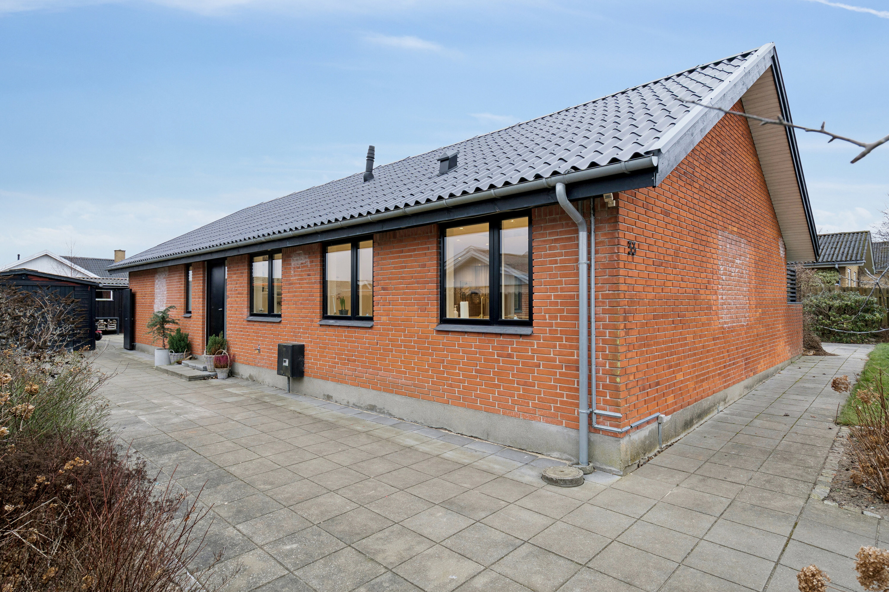 Villa: Set fra vejen på Syrenvej 33, 4690 Haslev