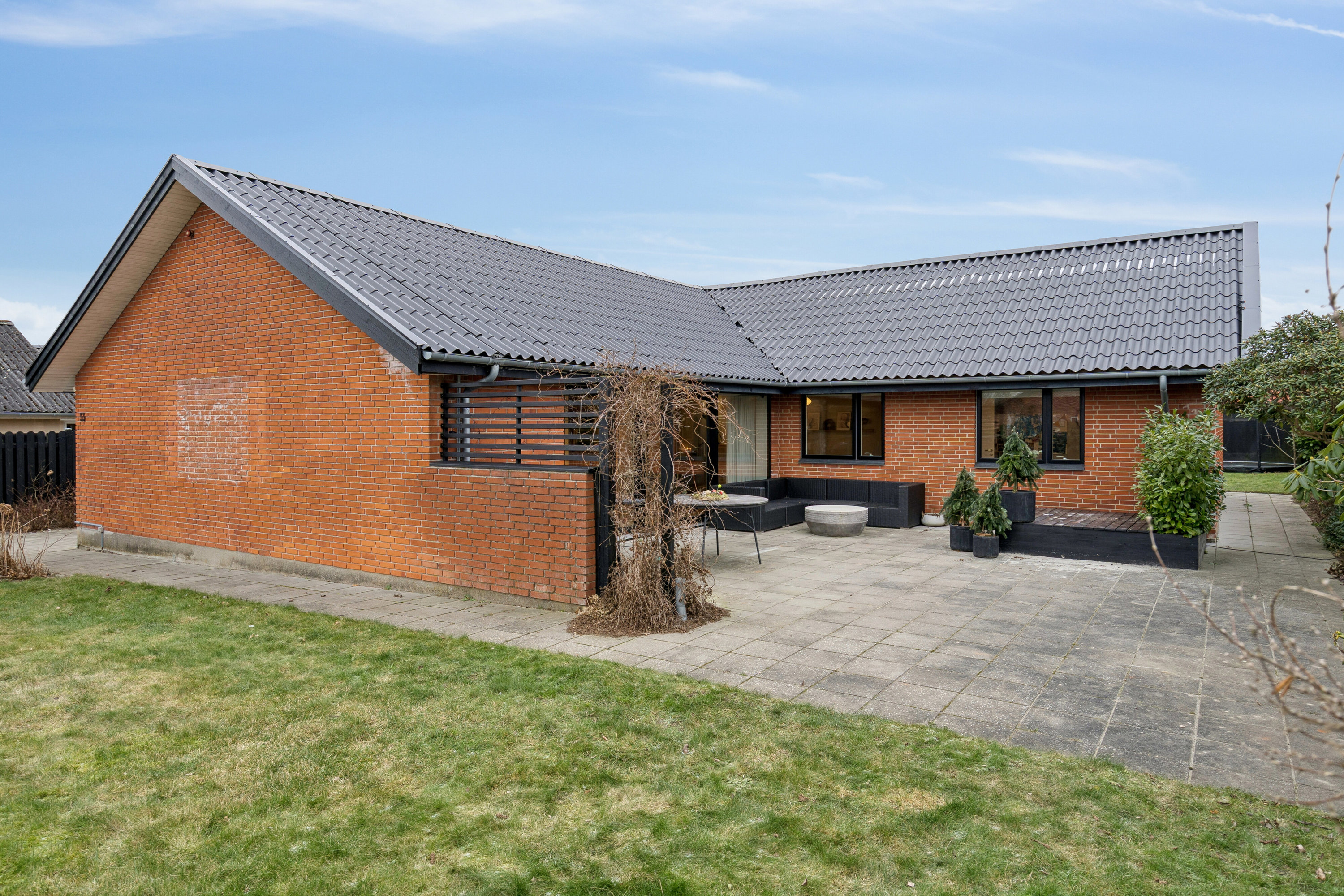 Fremhævet set fra haven billede i fuldskærmstilstand. Billede af Syrenvej 33, 4690 Haslev