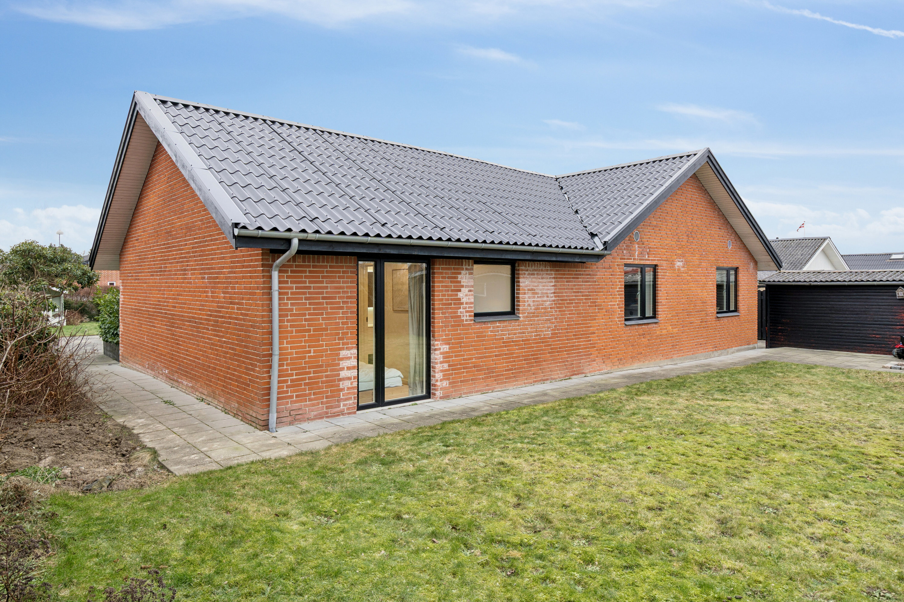 Fremhævet set fra haven billede i fuldskærmstilstand. Billede af Syrenvej 33, 4690 Haslev