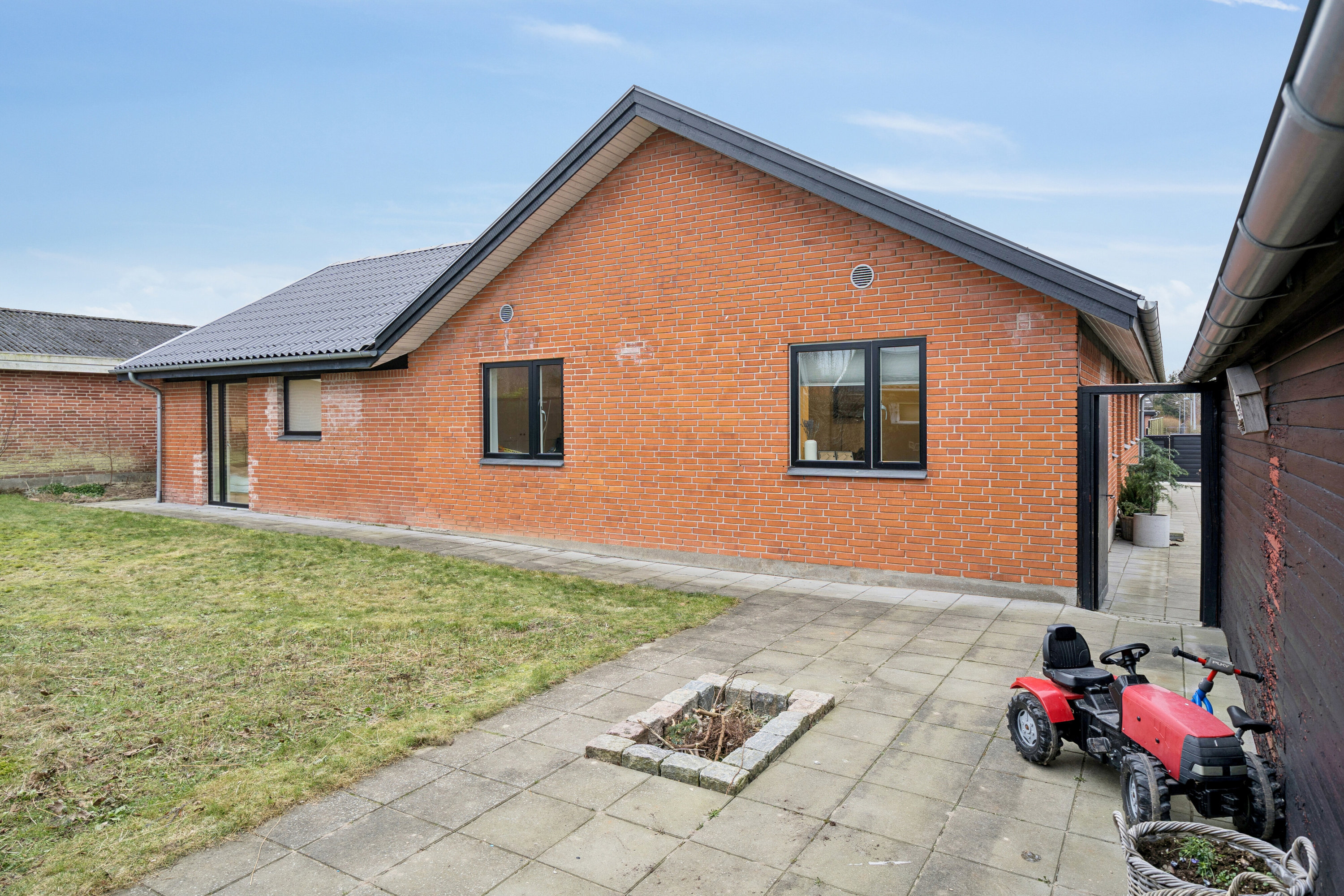 Fremhævet set fra haven billede i fuldskærmstilstand. Billede af Syrenvej 33, 4690 Haslev