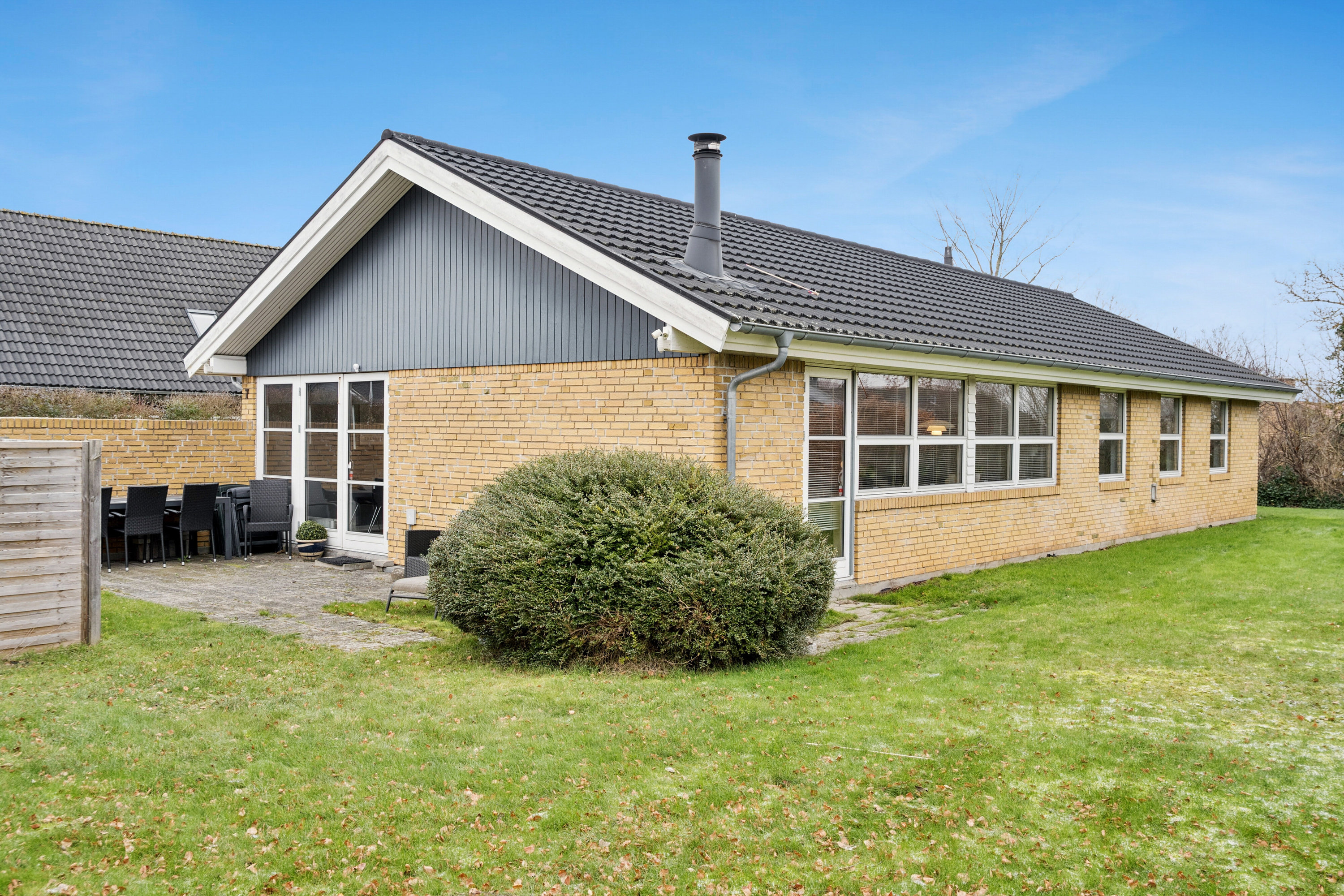 Fremhævet set fra haven billede i fuldskærmstilstand. Billede af Natviolvej 7, 3310 Ølsted