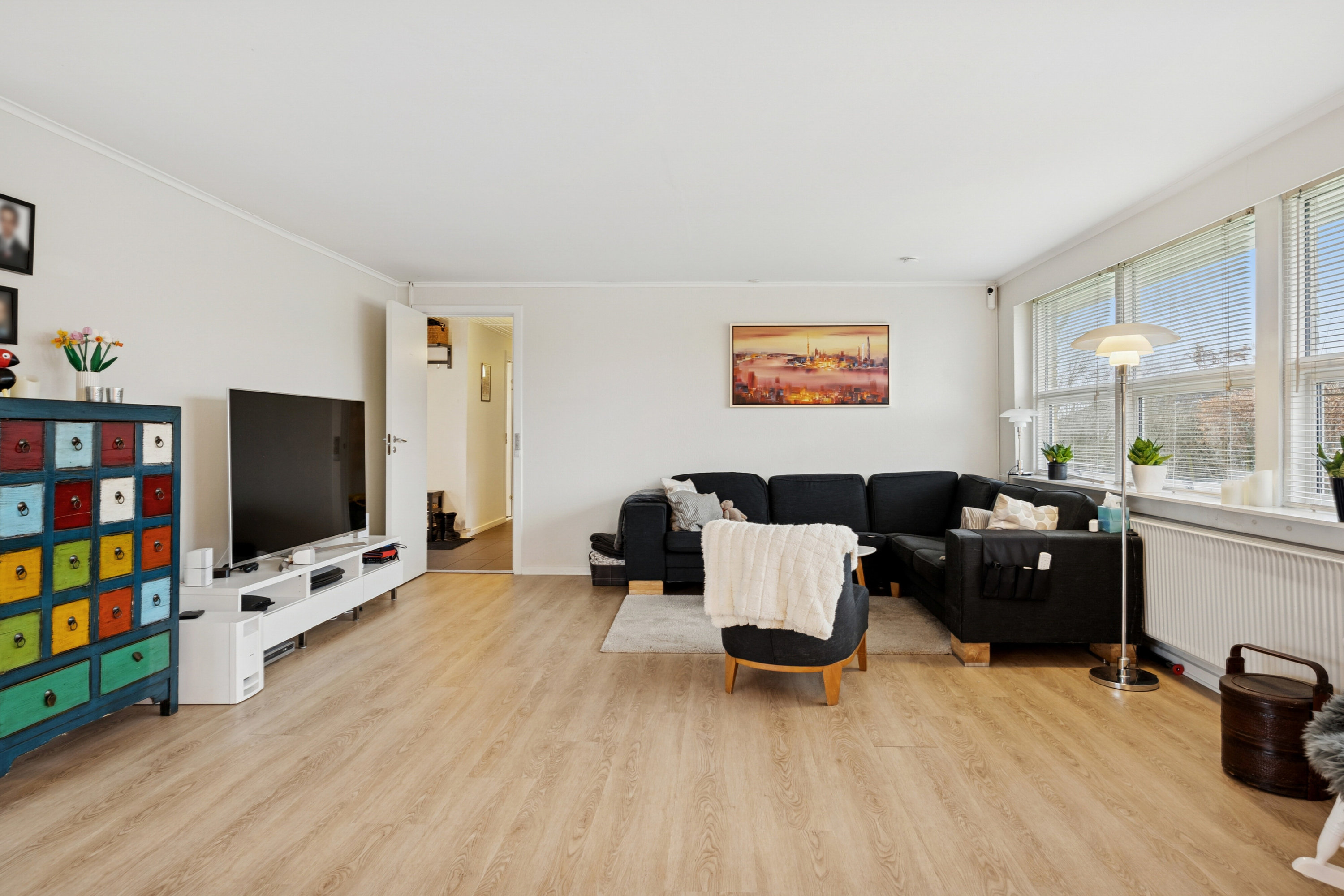 Fremhævet stue billede i fuldskærmstilstand. Billede af Natviolvej 7, 3310 Ølsted