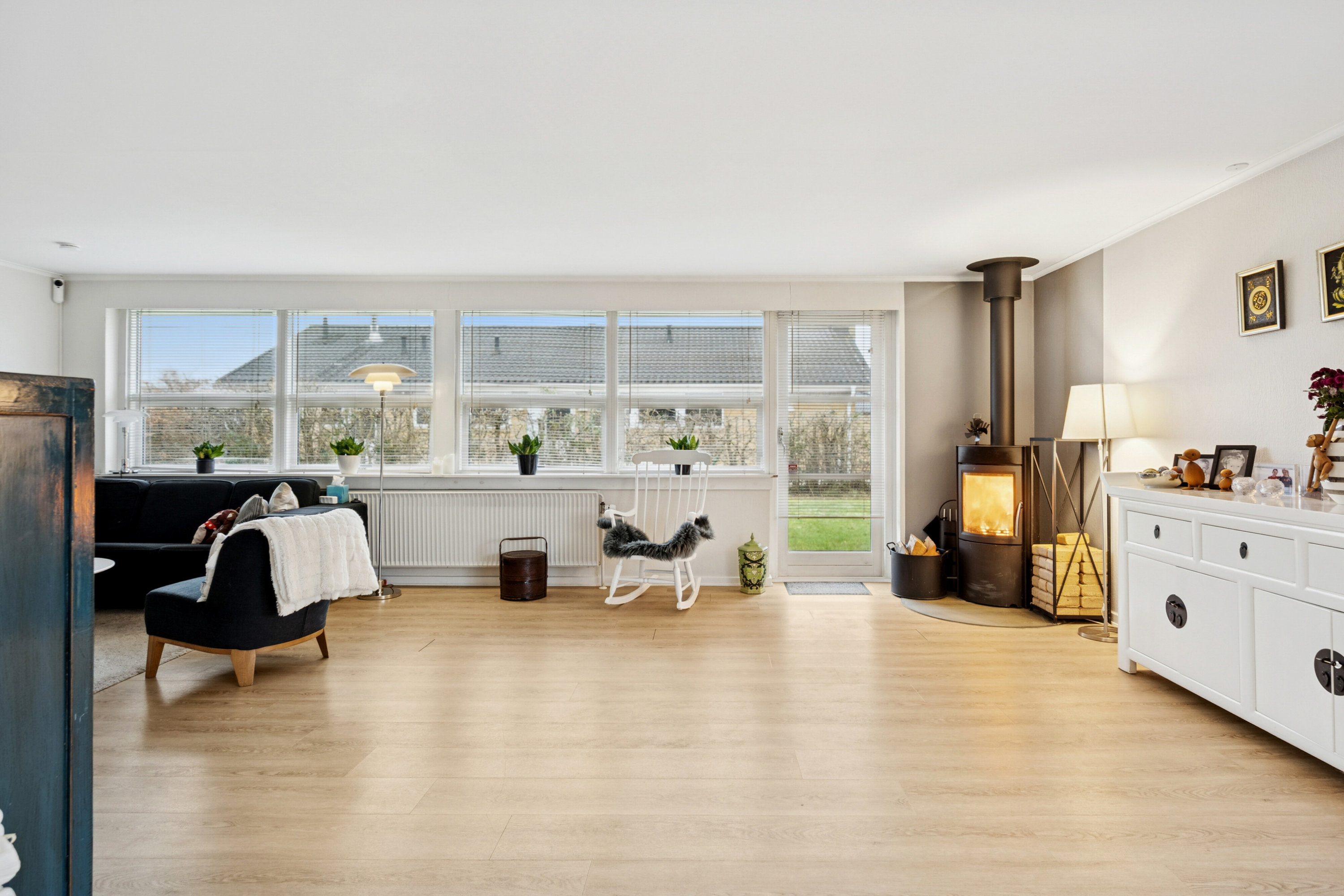 Fremhævet stue billede i fuldskærmstilstand. Billede af Natviolvej 7, 3310 Ølsted