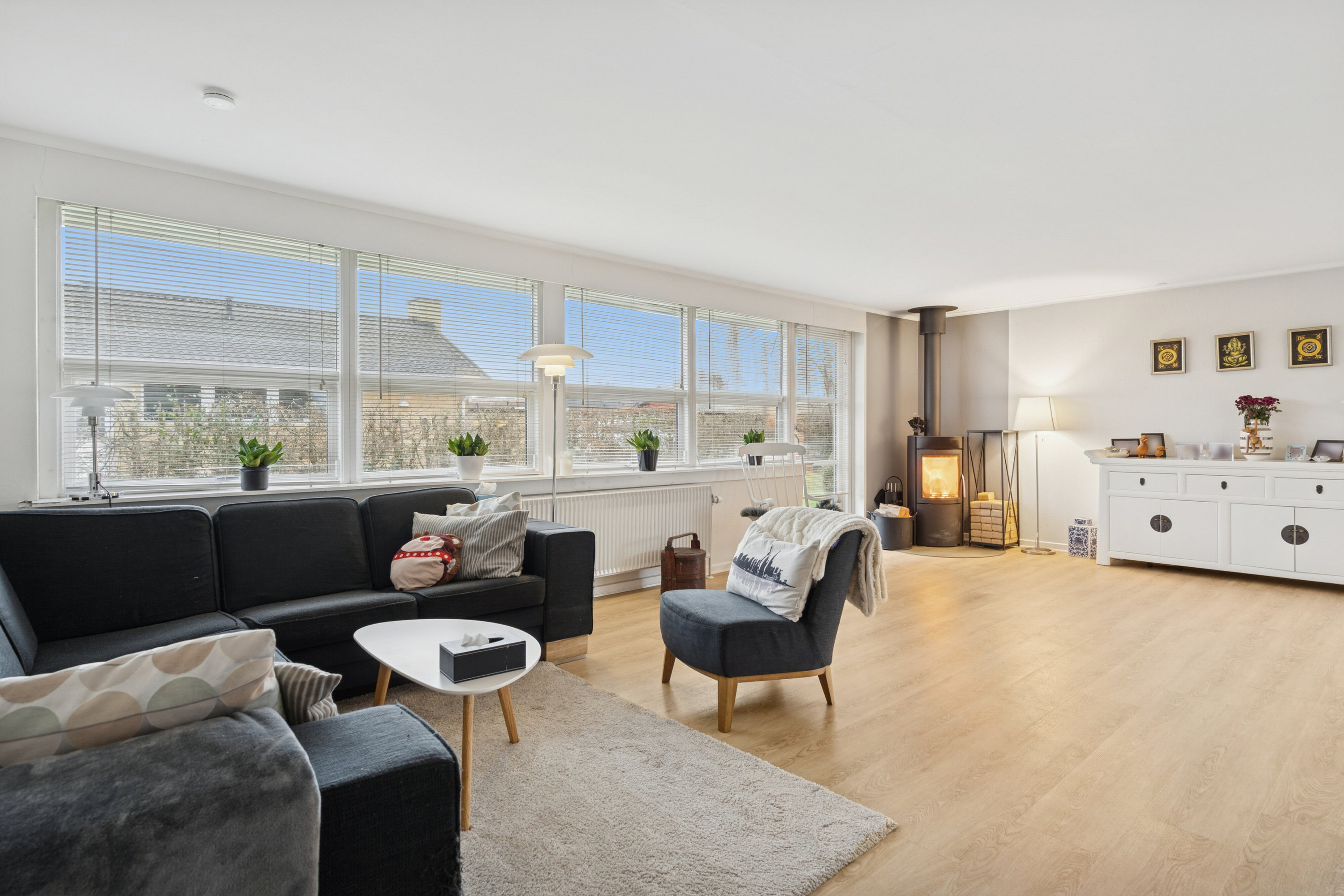 Fremhævet stue billede i fuldskærmstilstand. Billede af Natviolvej 7, 3310 Ølsted