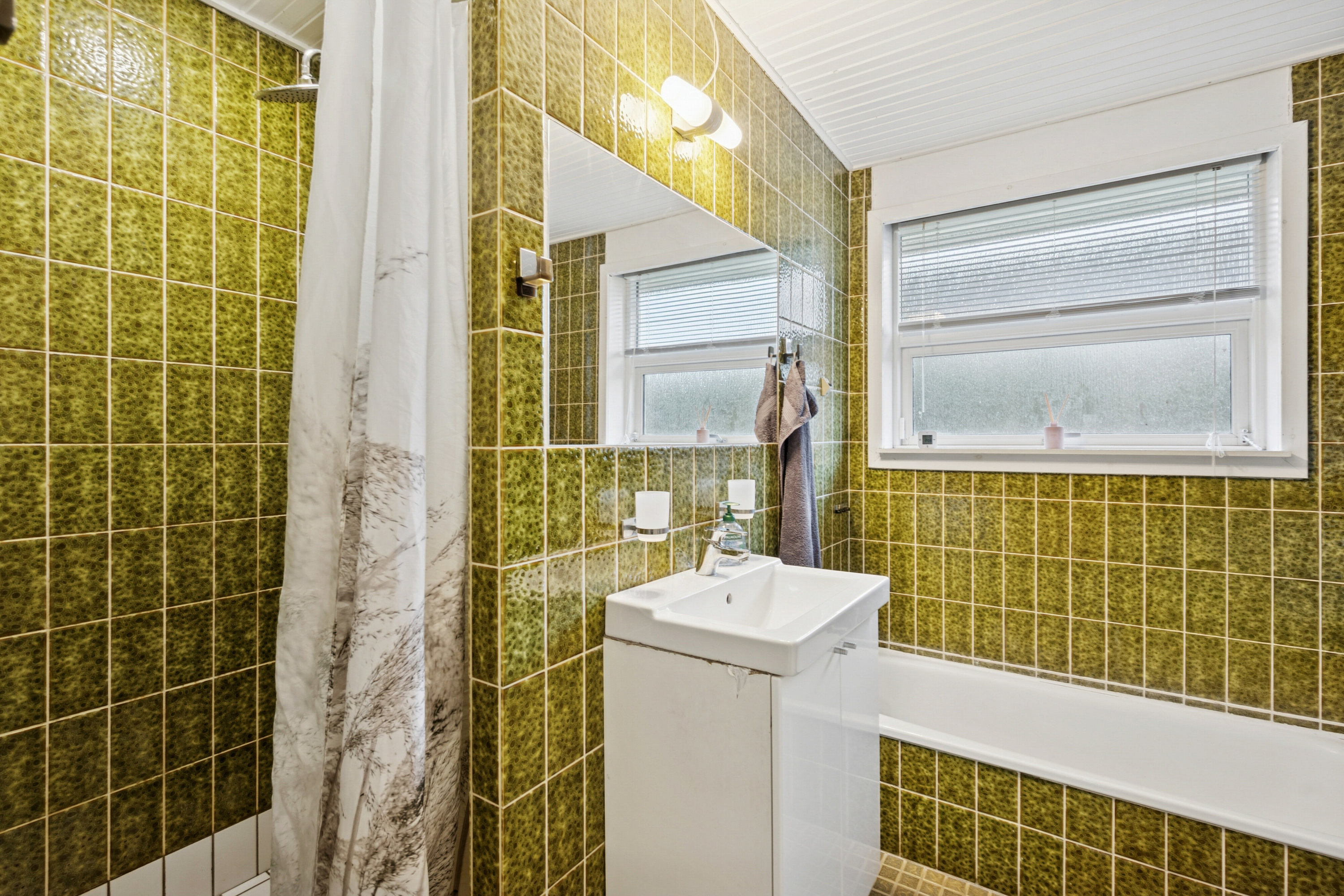 Fremhævet badeværelse billede i fuldskærmstilstand. Billede af Natviolvej 7, 3310 Ølsted