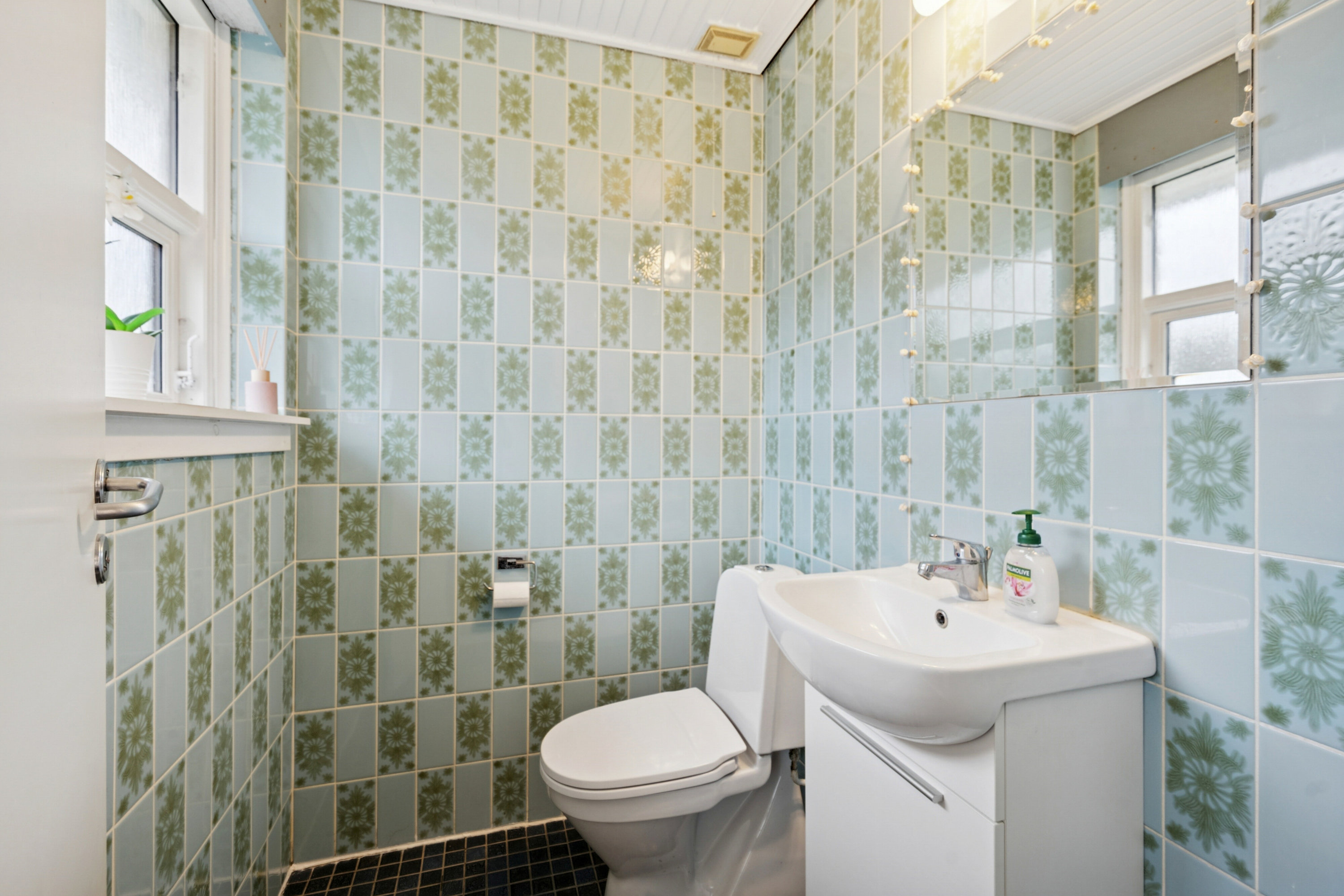 Fremhævet toilet billede i fuldskærmstilstand. Billede af Natviolvej 7, 3310 Ølsted