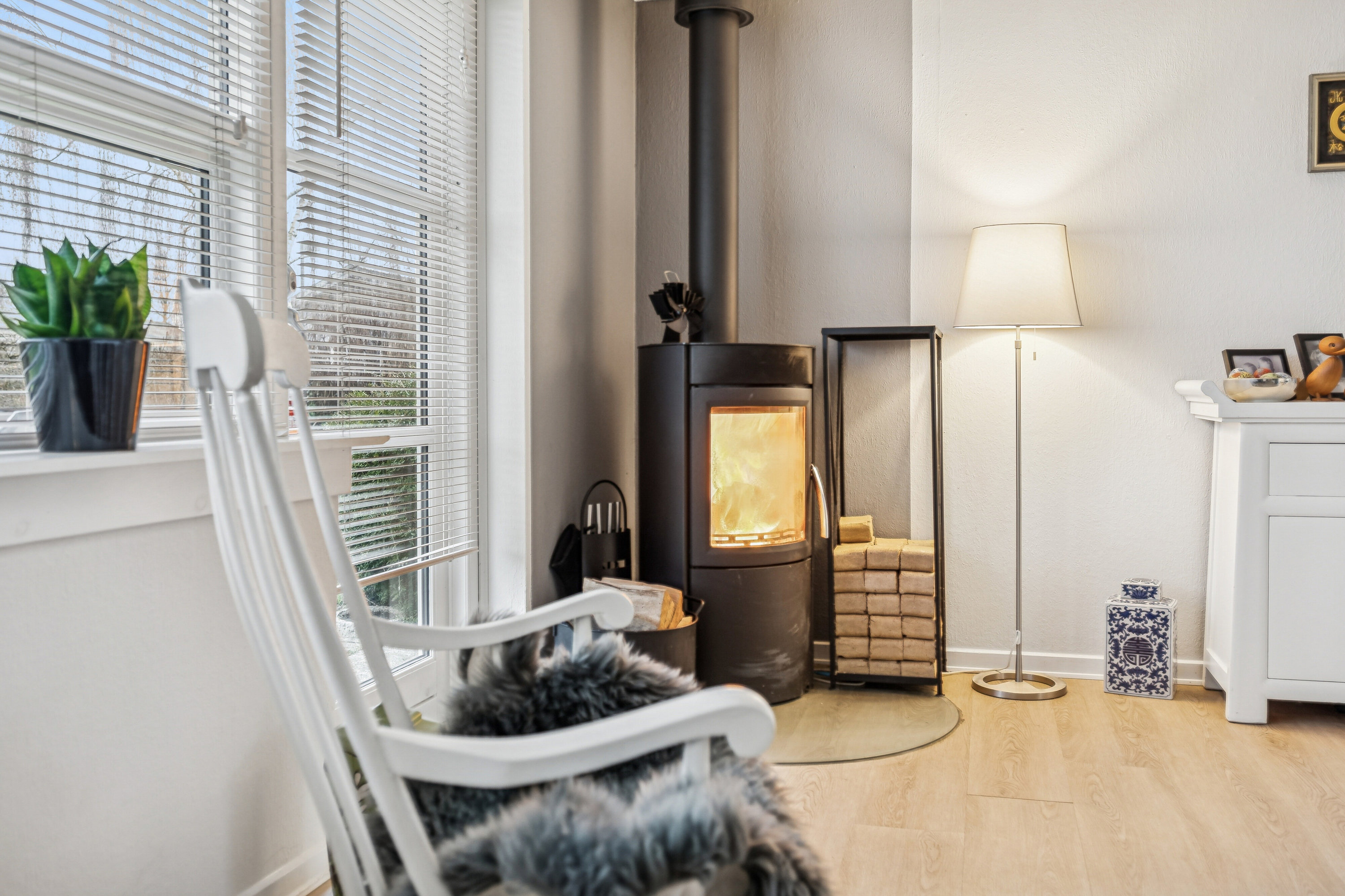 Fremhævet stue billede i fuldskærmstilstand. Billede af Natviolvej 7, 3310 Ølsted