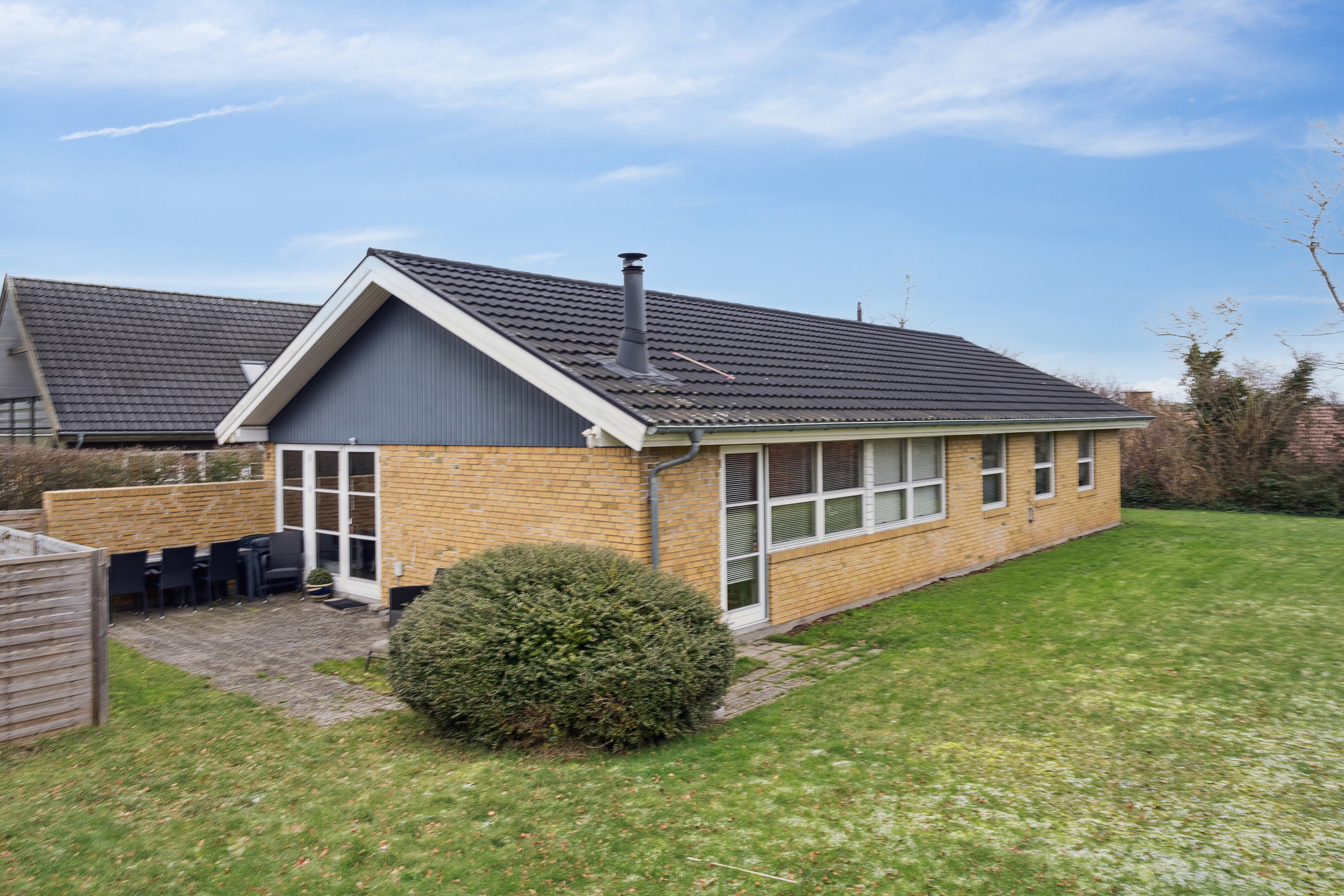 Fremhævet set fra haven billede i fuldskærmstilstand. Billede af Natviolvej 7, 3310 Ølsted