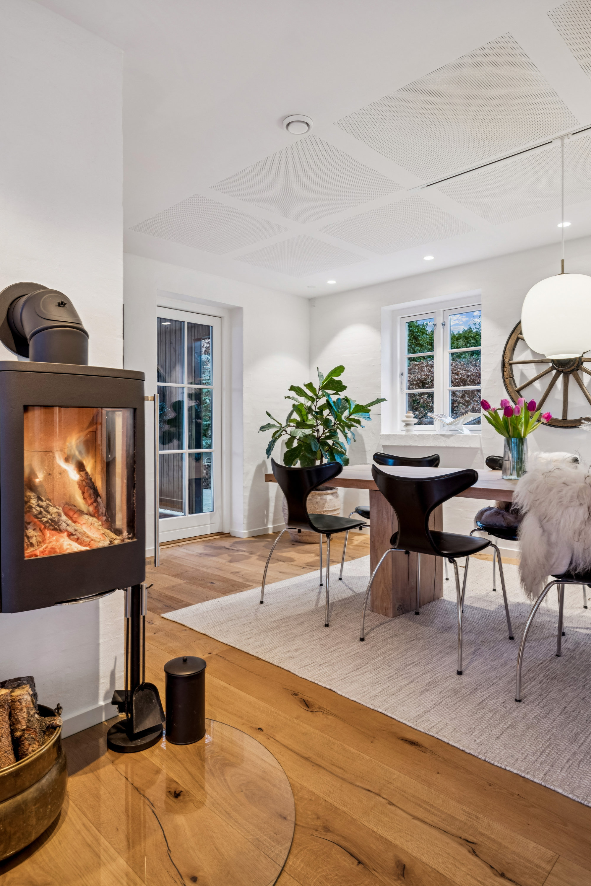 Fremhævet stue billede i fuldskærmstilstand. Billede af Østergårdsvej 24, Ugelbølle, 8410 Rønde