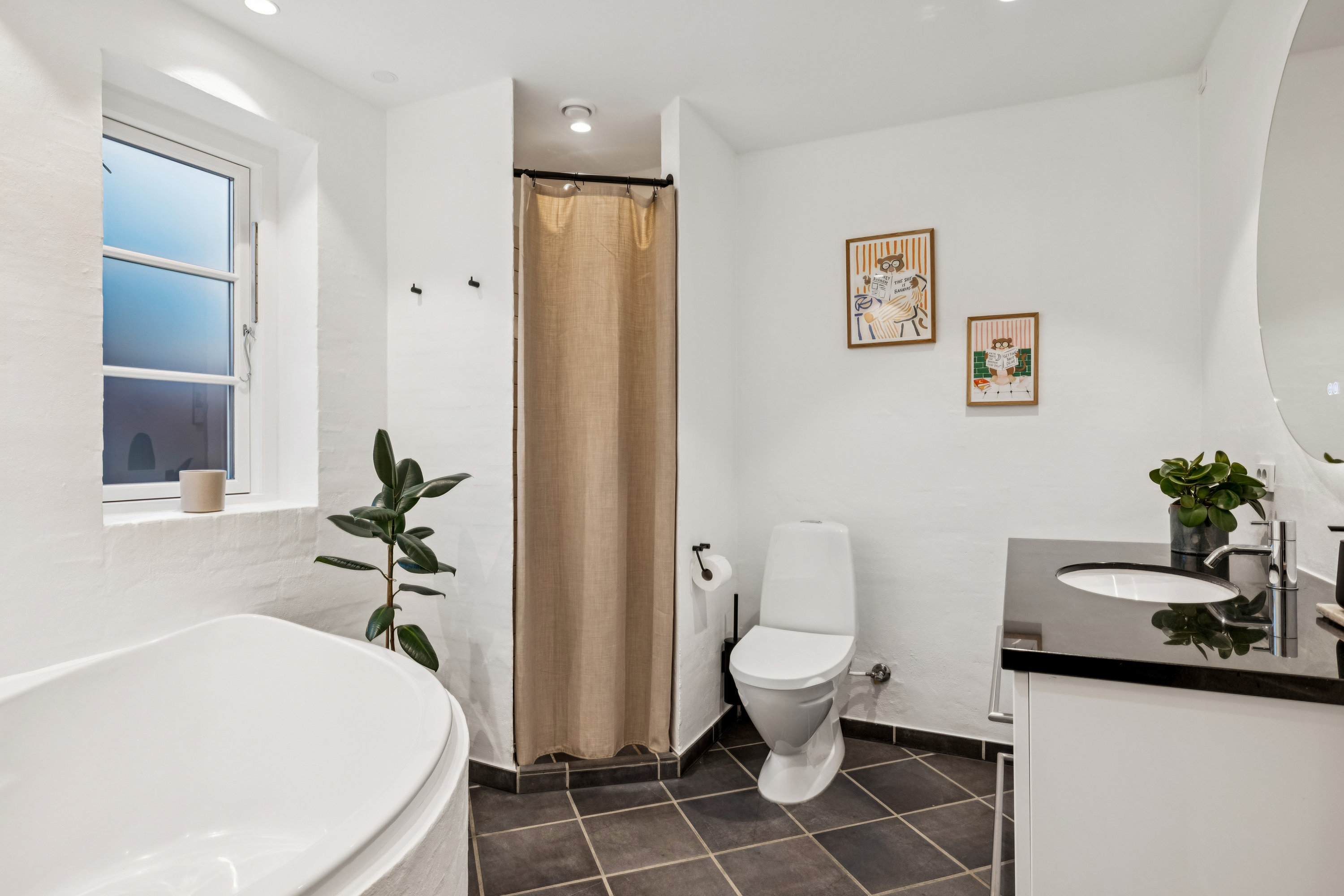 Fremhævet badeværelse billede i fuldskærmstilstand. Billede af Østergårdsvej 24, Ugelbølle, 8410 Rønde