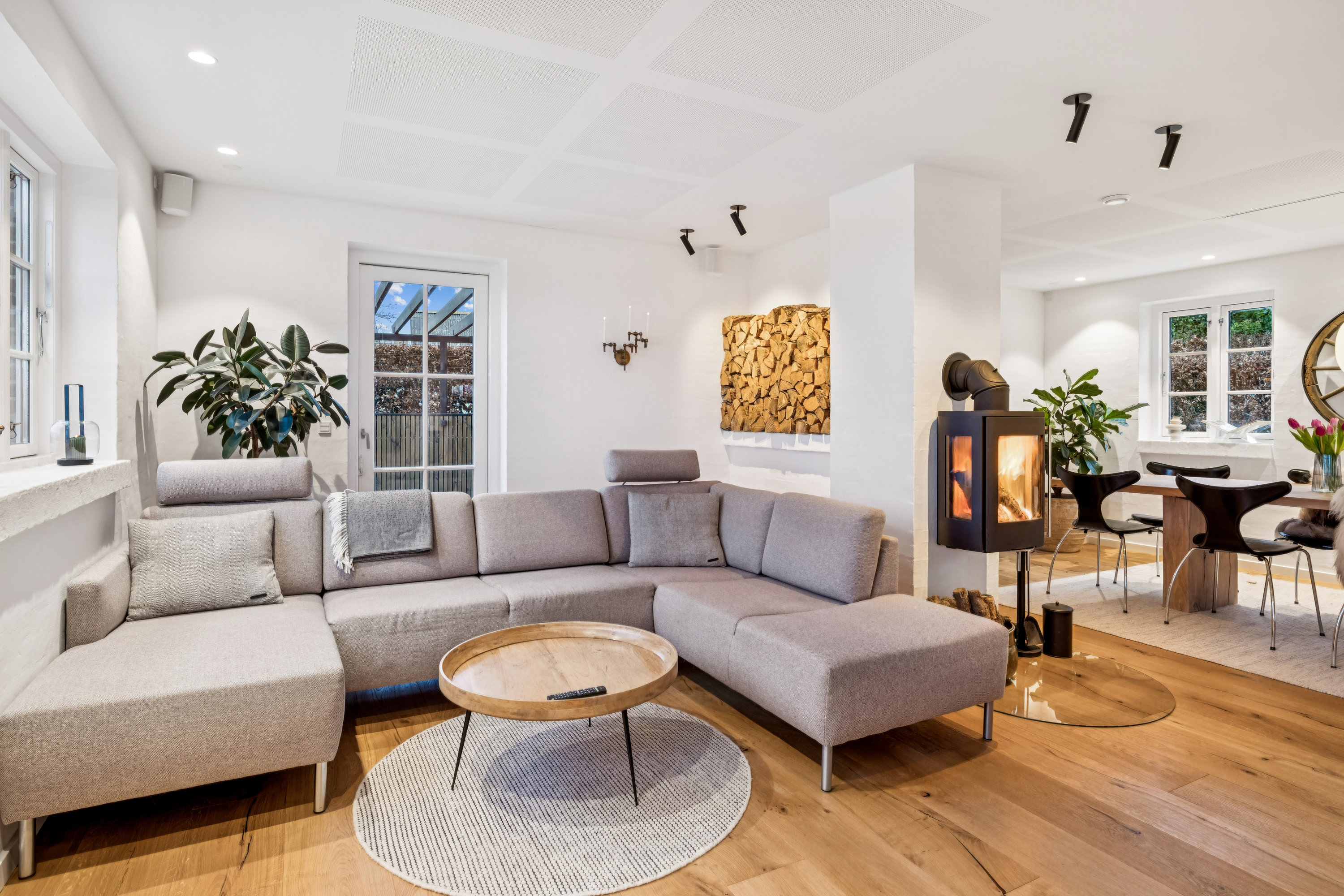 Fremhævet stue billede i fuldskærmstilstand. Billede af Østergårdsvej 24, Ugelbølle, 8410 Rønde