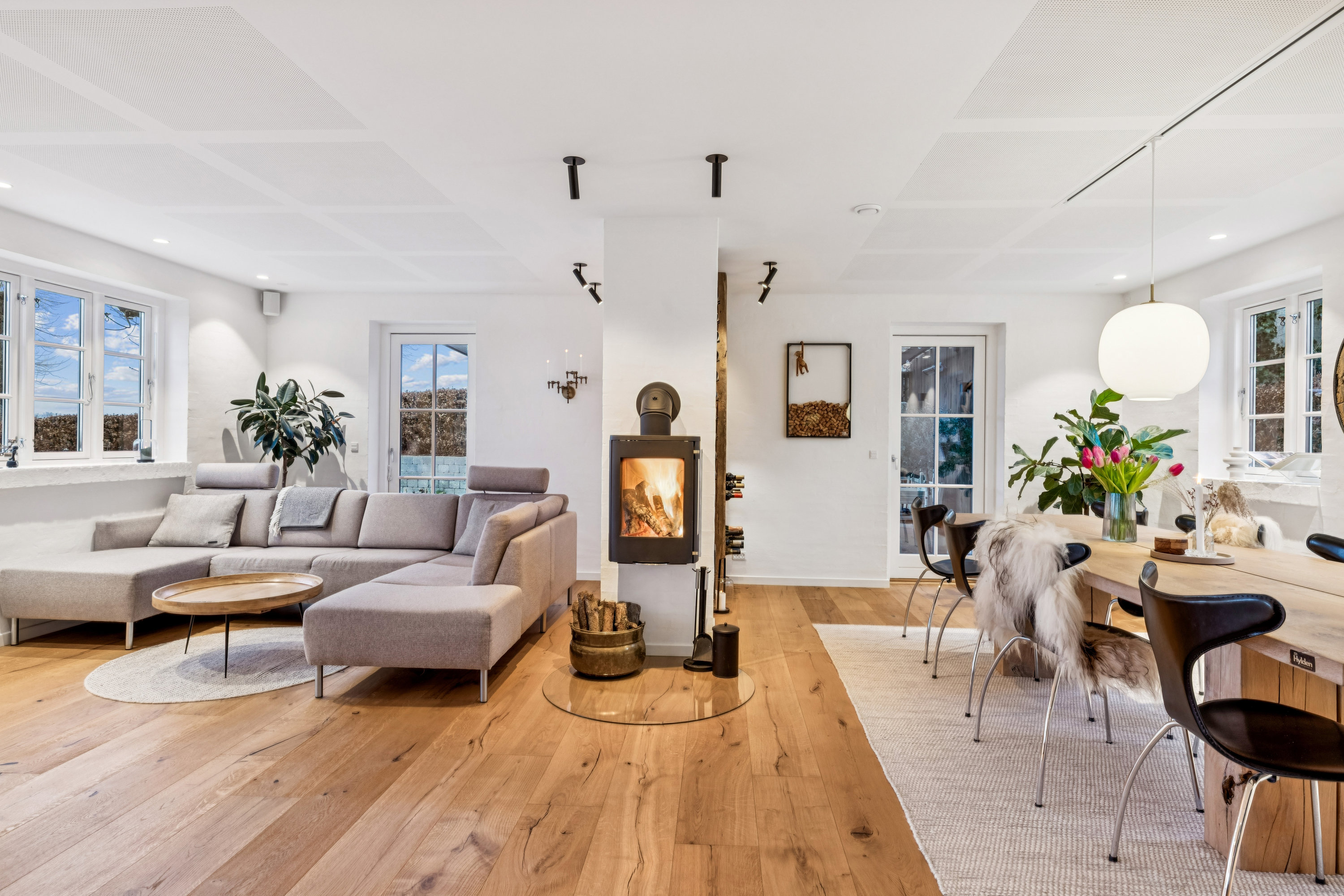 Fremhævet stue billede i fuldskærmstilstand. Billede af Østergårdsvej 24, Ugelbølle, 8410 Rønde