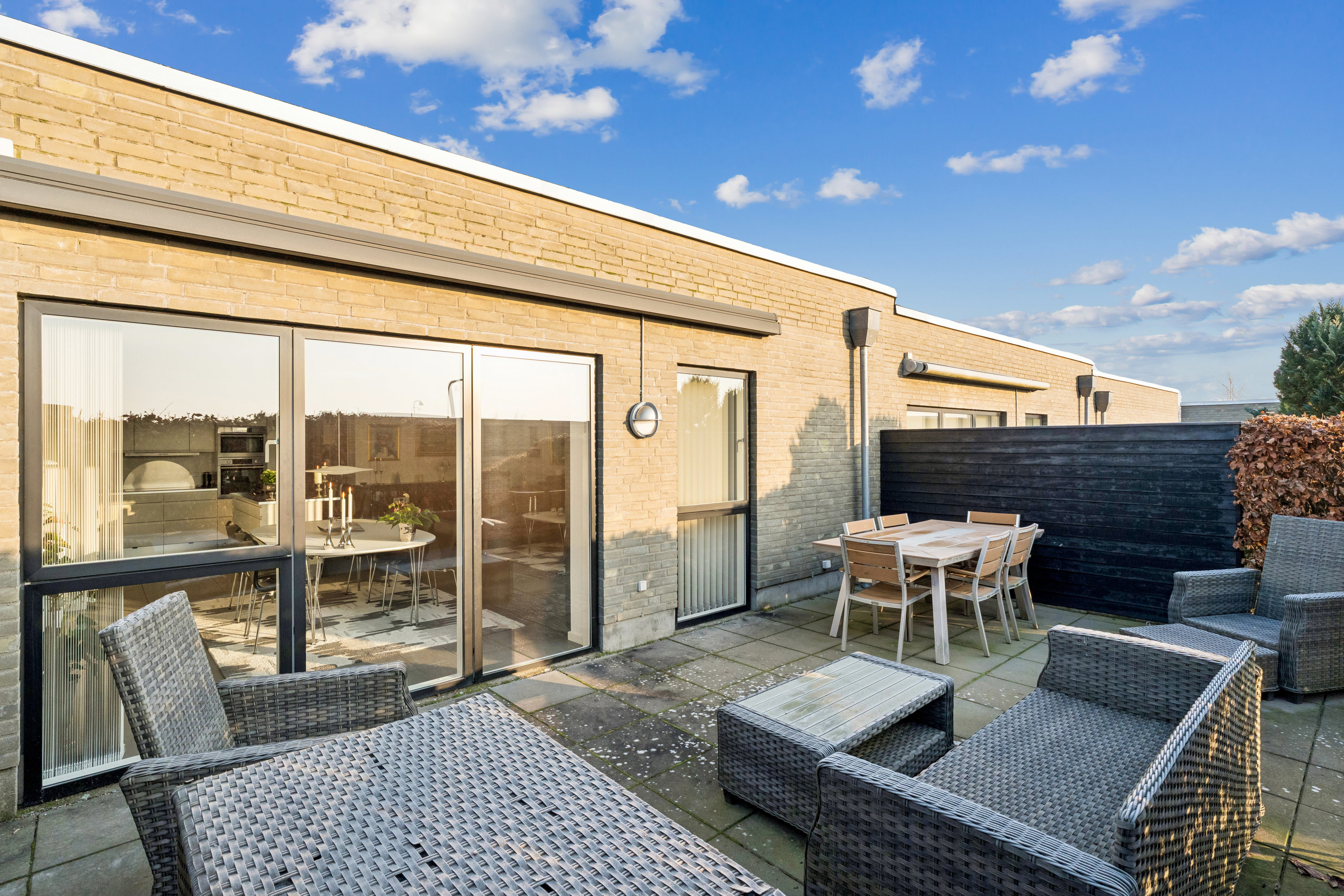 Fremhævet terrasse billede i fuldskærmstilstand. Billede af Tinbergens Alle 63, 9260 Gistrup