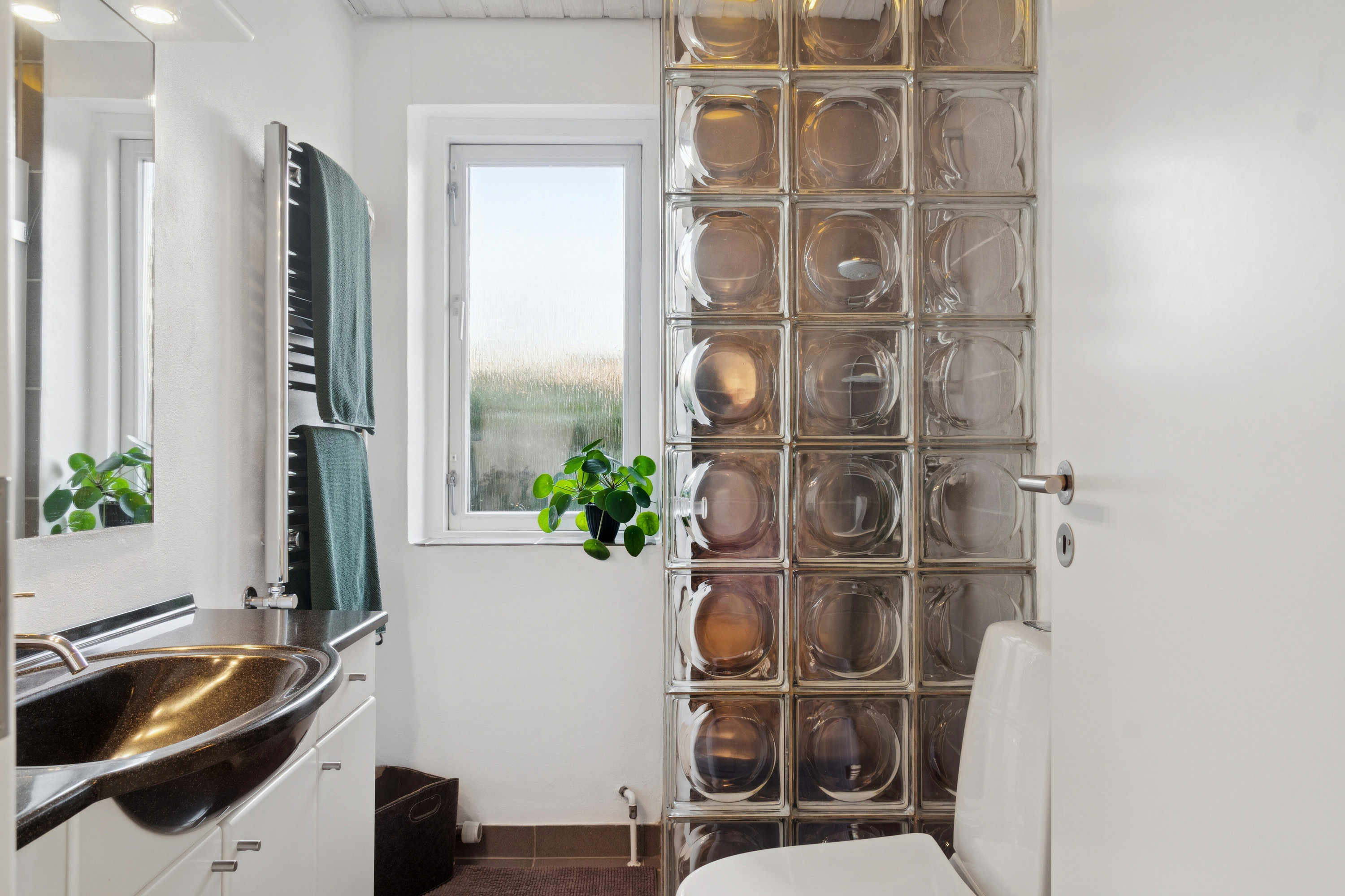 Fremhævet badeværelse billede i fuldskærmstilstand. Billede af Tyrrestrupvej 4, 8270 Højbjerg